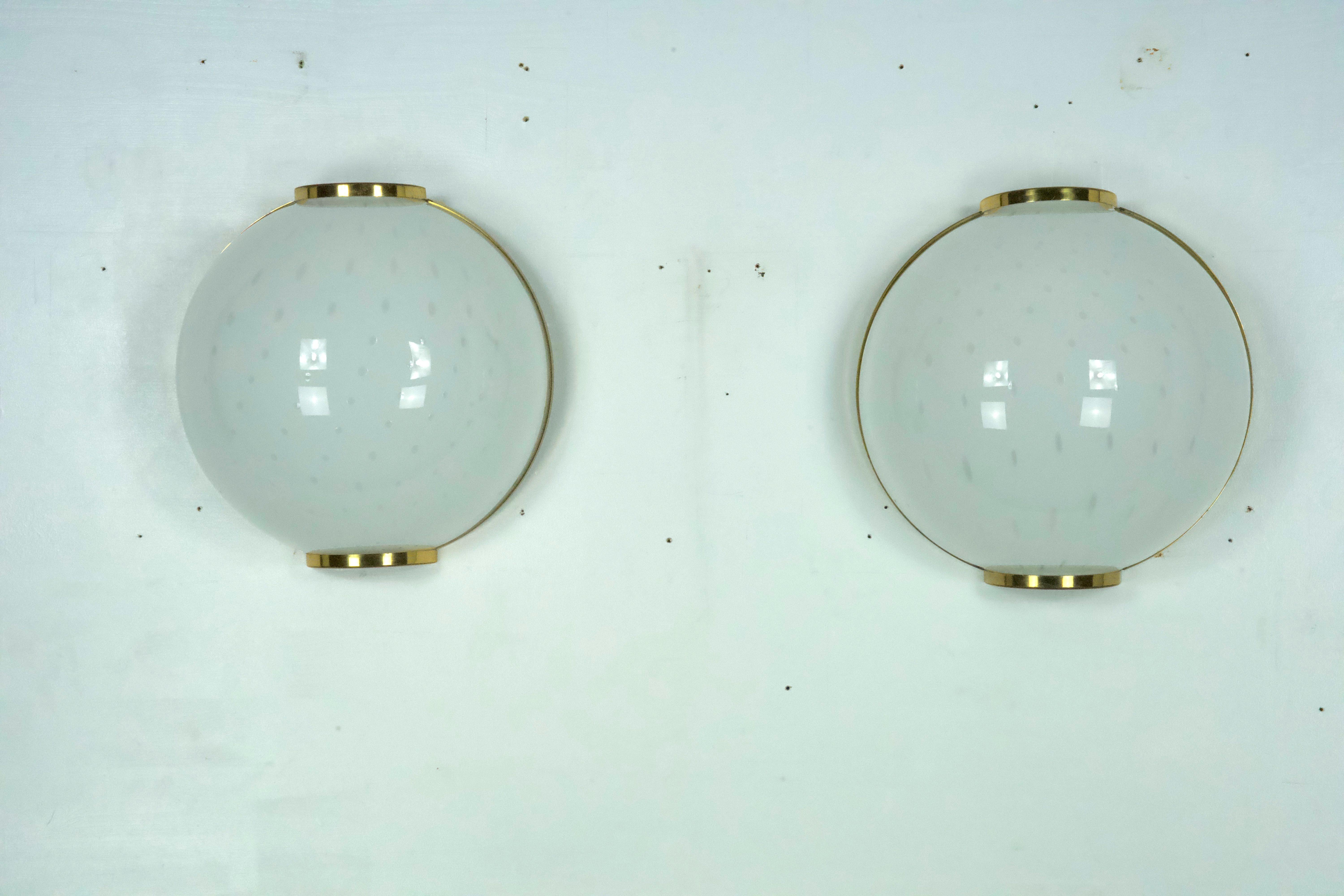 Pair of large round murano bullicante glass sconces with brass. Italy 1970s For Sale 5