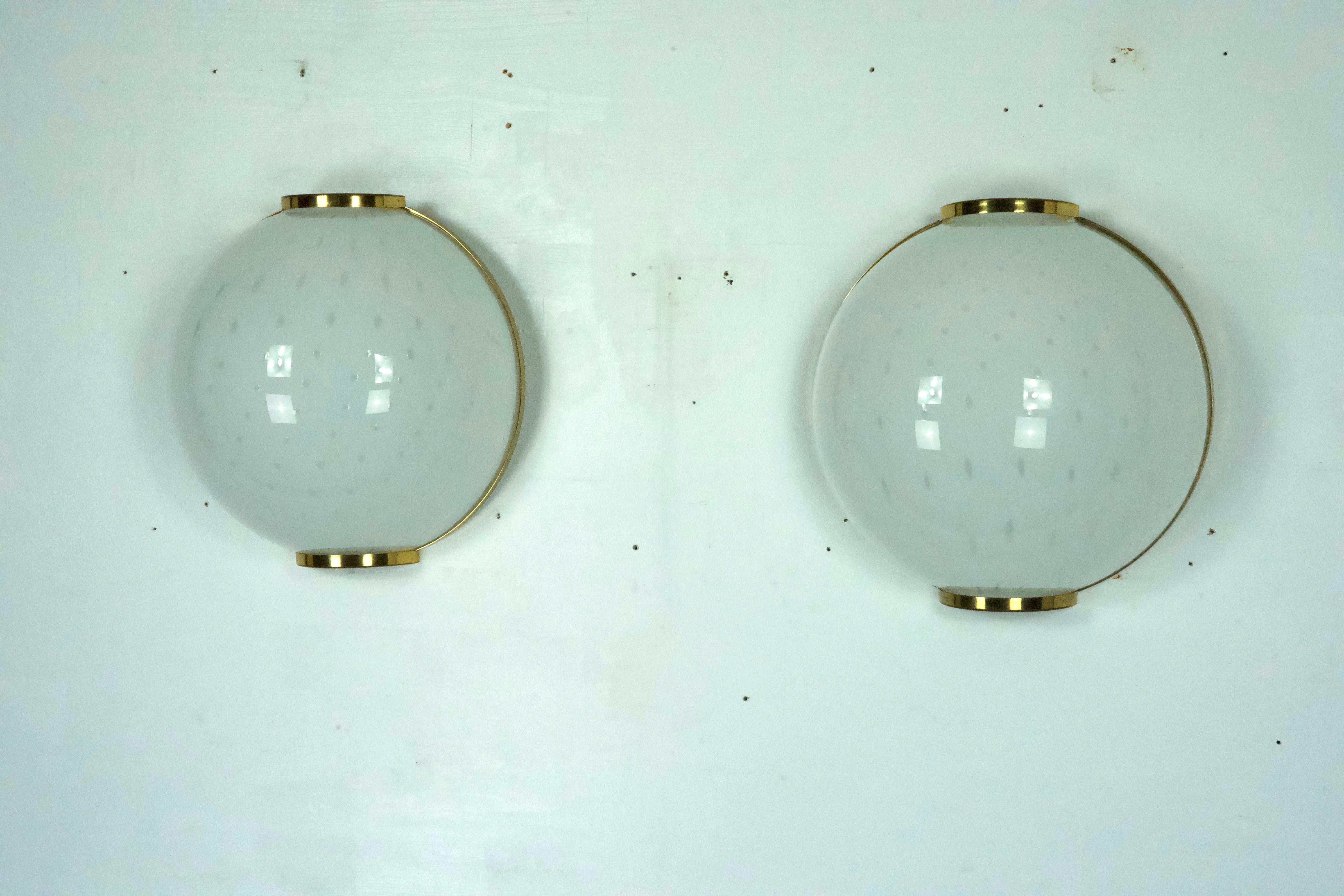 Pair of large round murano bullicante glass sconces with brass. Italy 1970s For Sale 6