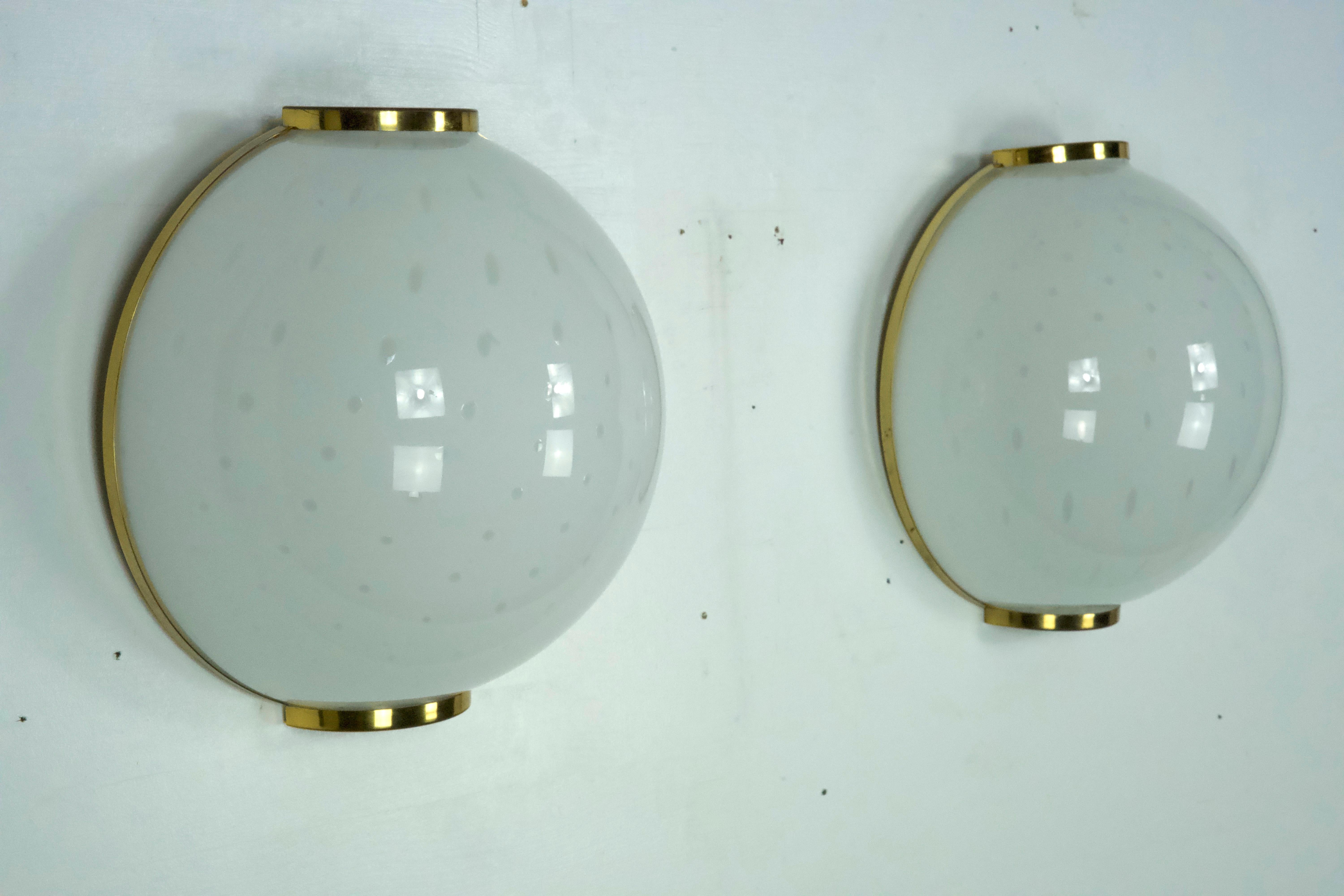Pair of large round murano bullicante glass sconces with brass. Italy 1970s In Good Condition For Sale In Catania, CT