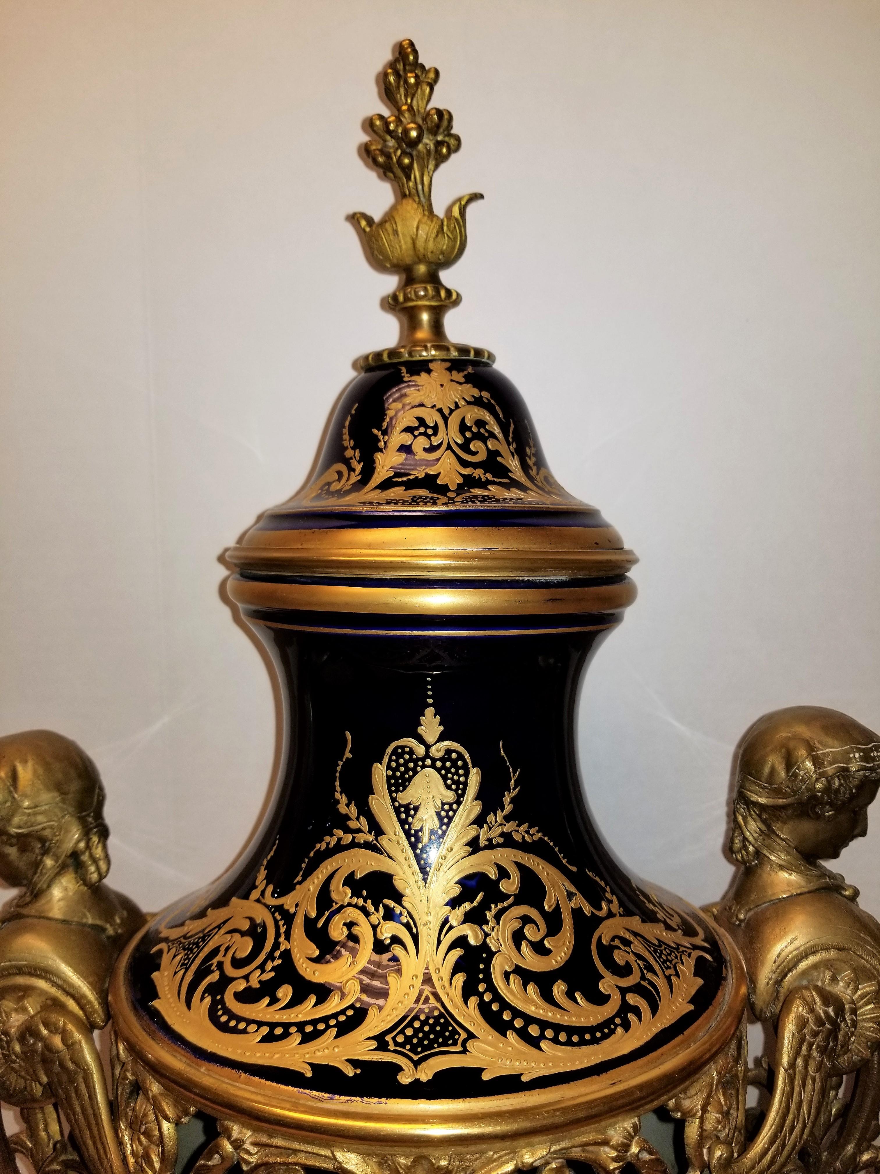 Coppia di grandi vasi coperti in porcellana di Sèvres blu cobalto e montati su bronzo in vendita 3