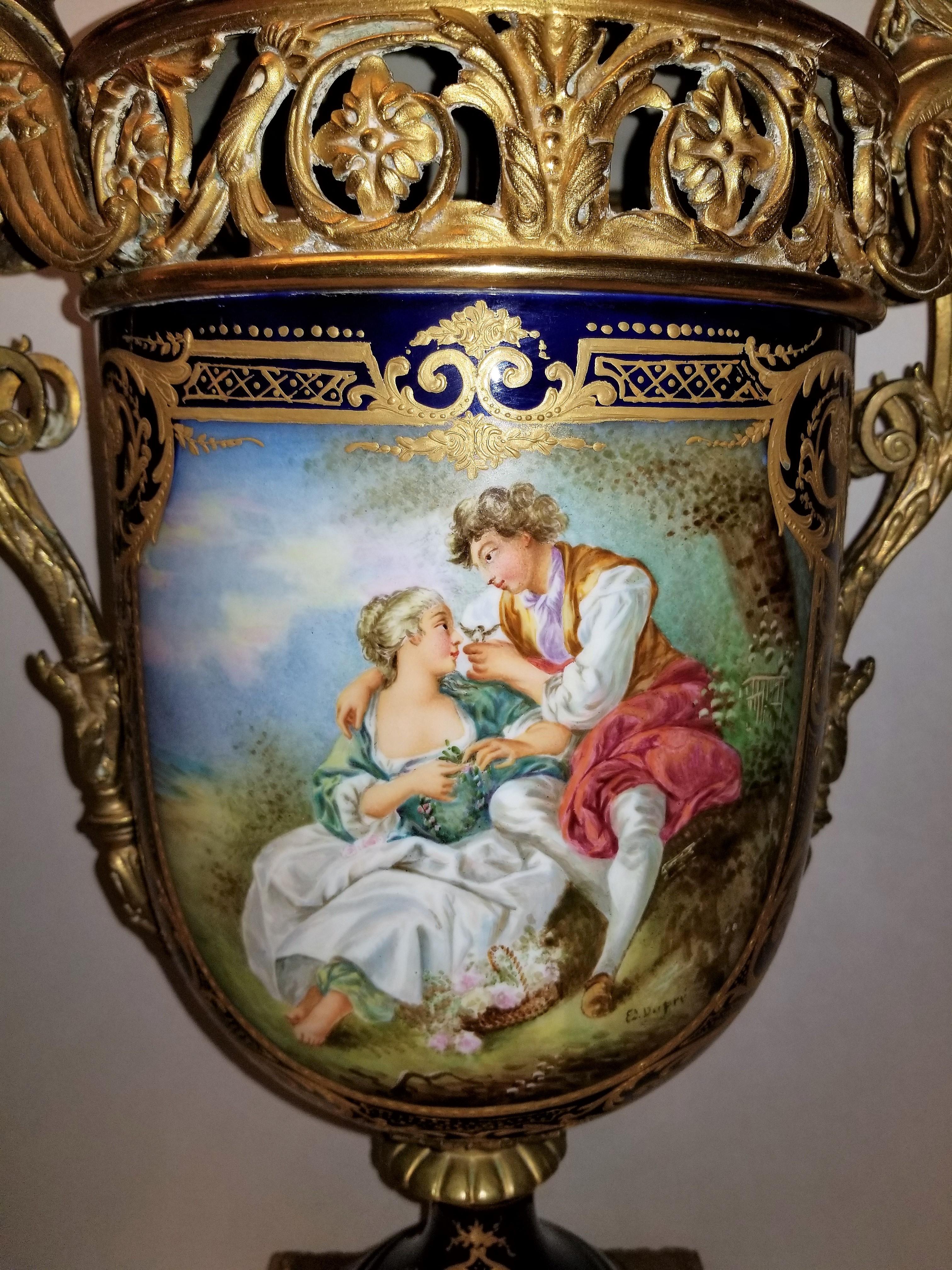 Louis XVI Paire de grands vases couverts en porcelaine Royal Cobalt Blue Svres et bronze montés sur support en vente