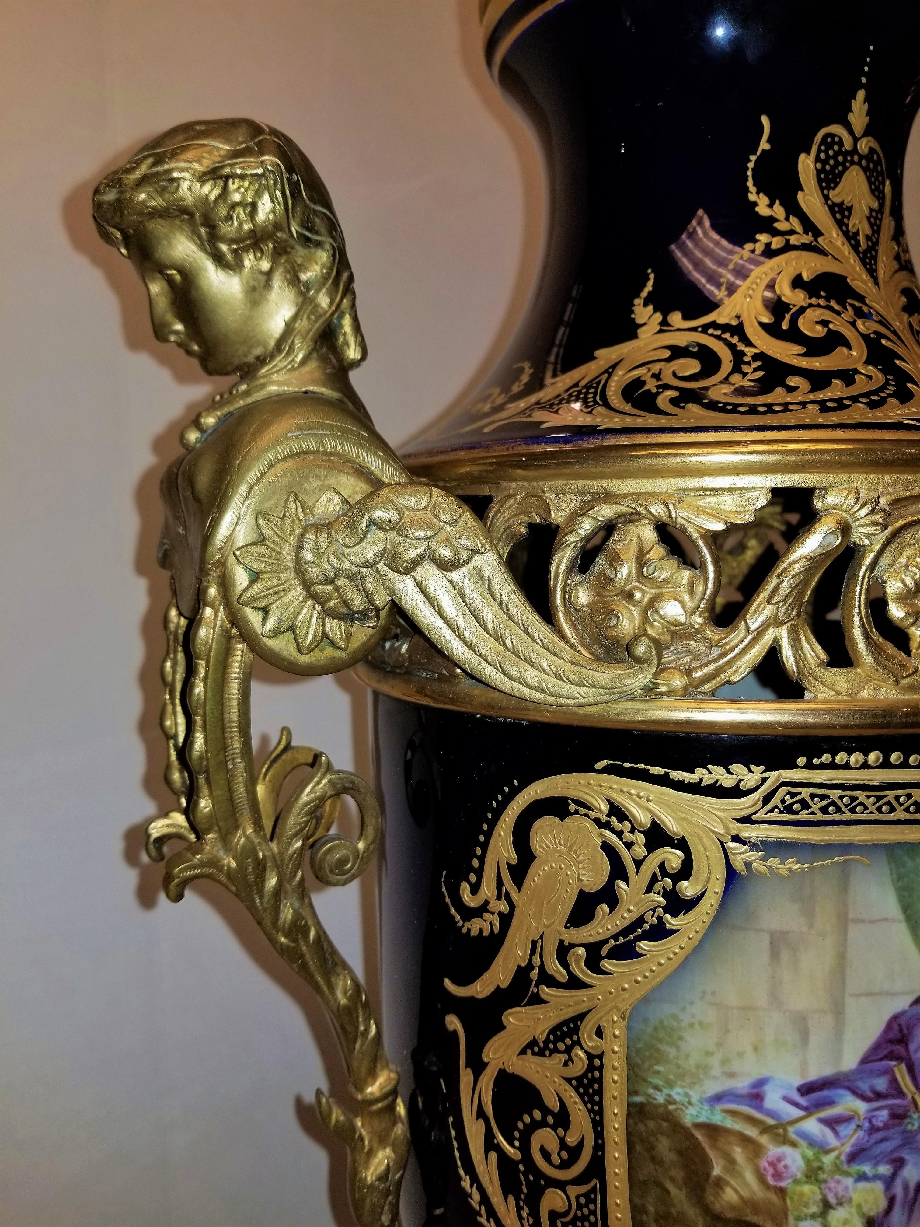 Paire de grands vases couverts en porcelaine Royal Cobalt Blue Svres et bronze montés sur support en vente 1