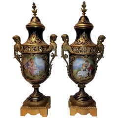 Pareja de grandes jarrones cubiertos de porcelana de Sèvres azul cobalto real y con montura de bronce
