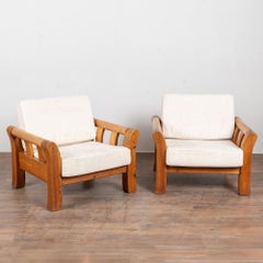 Pareja de grandes sillones rústicos de pino, hacia 1960