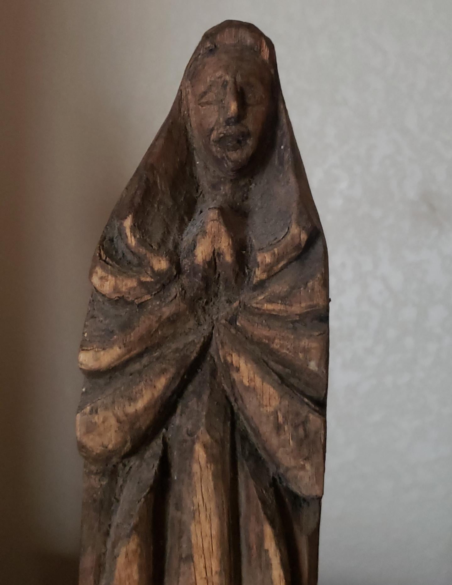 Paire de grandes figures antiques d'autel Saint-Esprit religieuses rustiques en bois rayé en vente 3