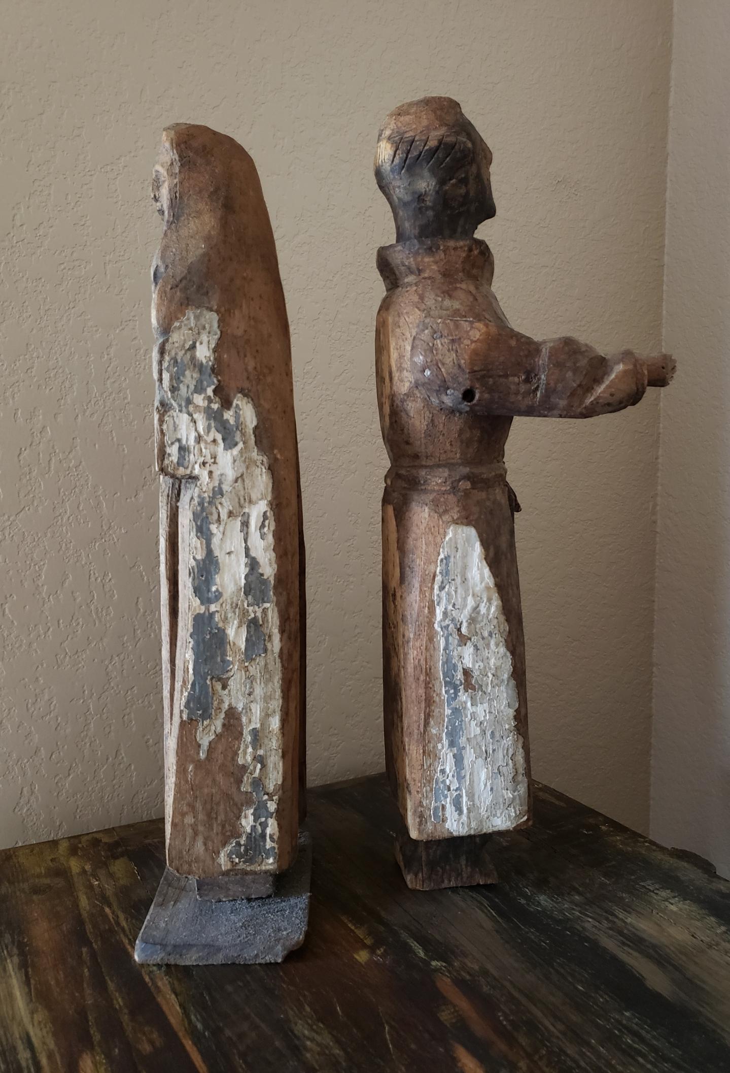 Paar große rustikale, religiös gestreifte, antike Santo-Altarfiguren aus Holz im Zustand „Gut“ im Angebot in Forney, TX