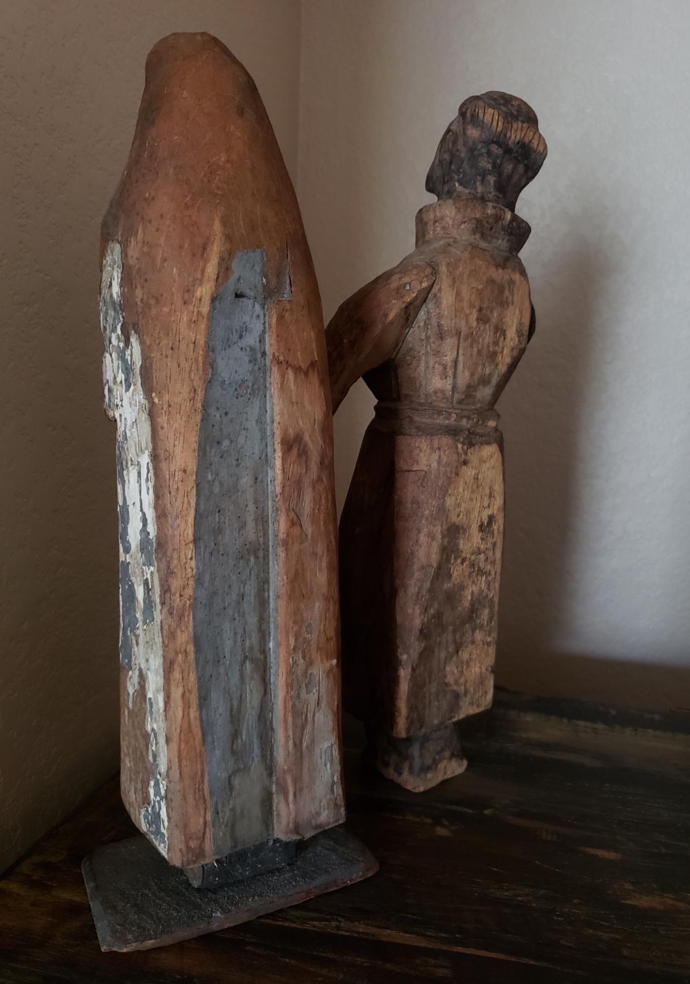 XVIIIe siècle Paire de grandes figures antiques d'autel Saint-Esprit religieuses rustiques en bois rayé en vente