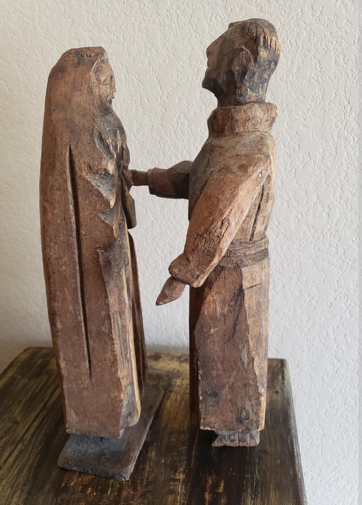 Paire de grandes figures antiques d'autel Saint-Esprit religieuses rustiques en bois rayé en vente 1