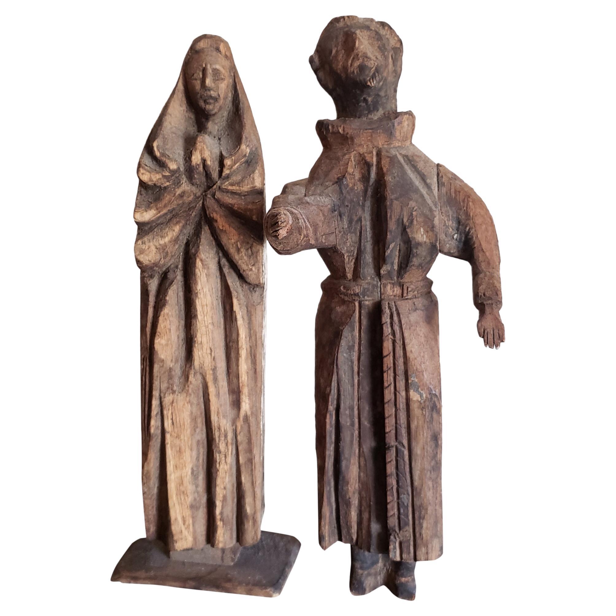 Paire de grandes figures antiques d'autel Saint-Esprit religieuses rustiques en bois rayé en vente