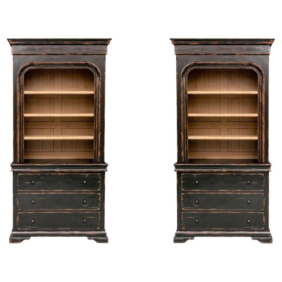 Paire de grandes bibliothèques de style rustique par Woodland Furniture