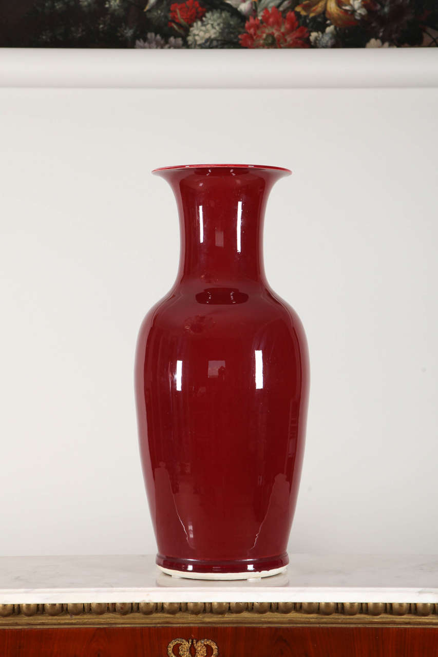 Paire de grands vases émaillés sang-de-boeuf, début du 20e siècle.
Le récipient balustre s'élève à partir d'un pied lippu vers un corps à épaules hautes et une bouche en trompette, recouverte d'une riche glaçure rouge vitreuse.