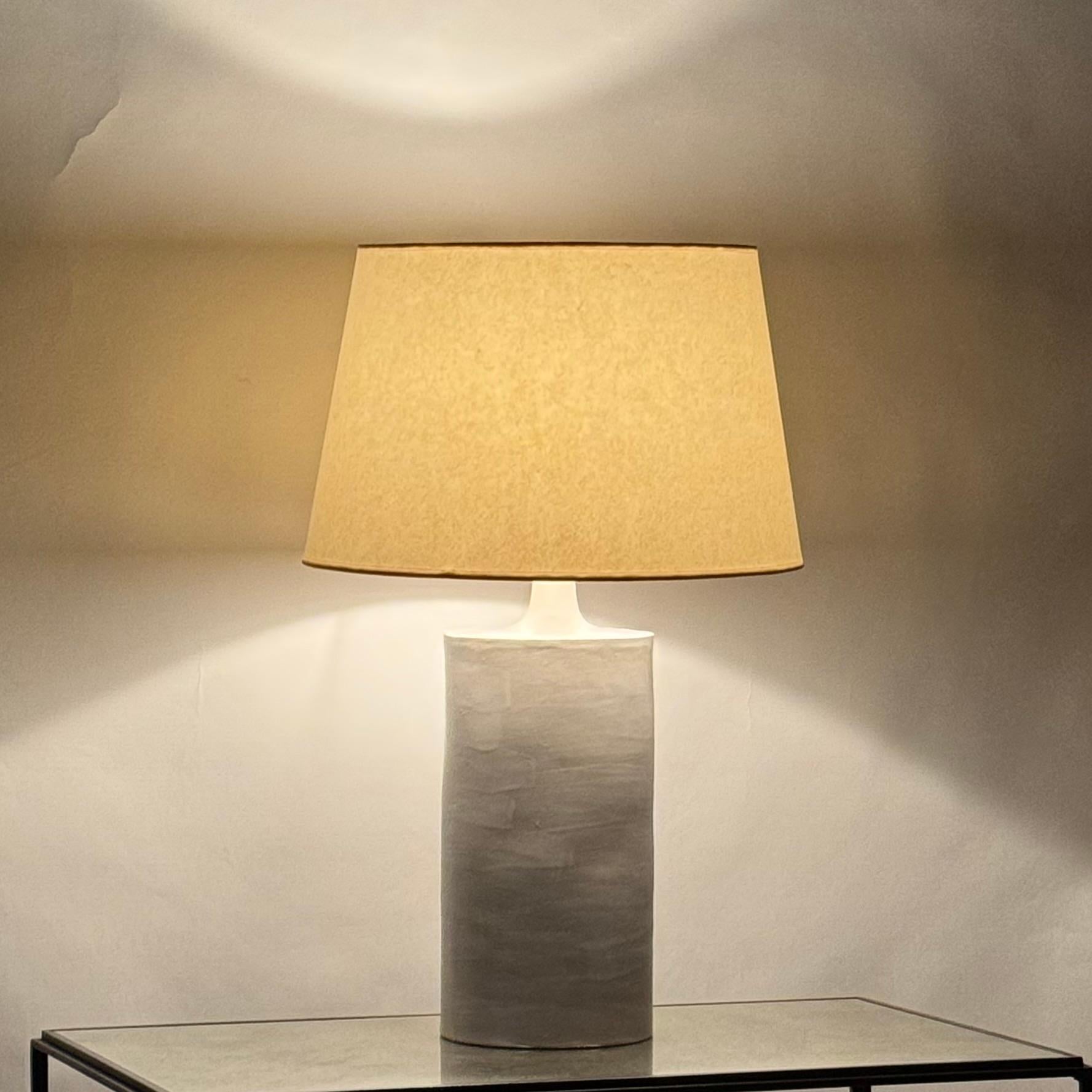 Paire de grandes lampes de table en céramique 'Rouleau' blanc satiné par Design Frères en vente 3