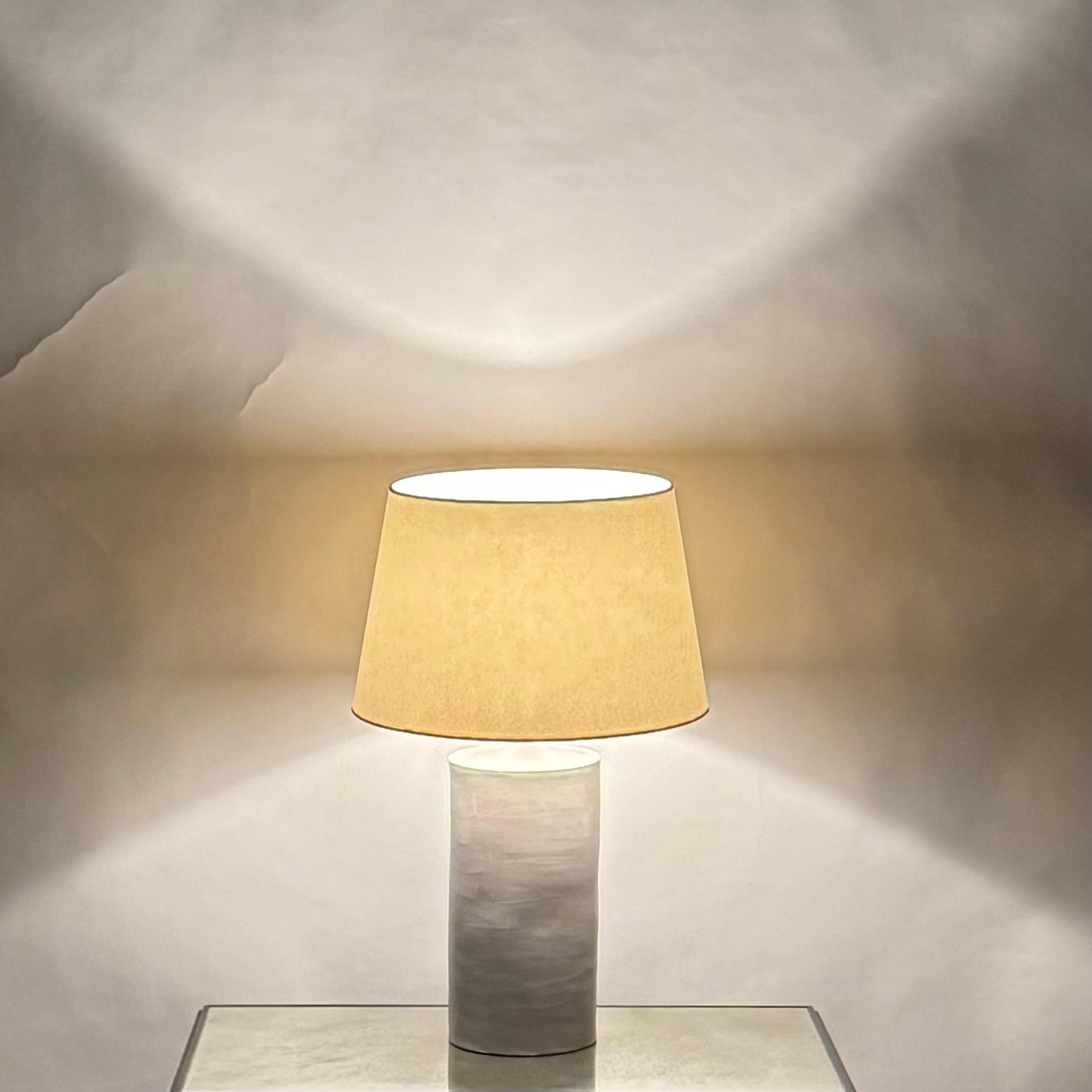 Paire de grandes lampes de table en céramique 'Rouleau' blanc satiné par Design Frères en vente 4
