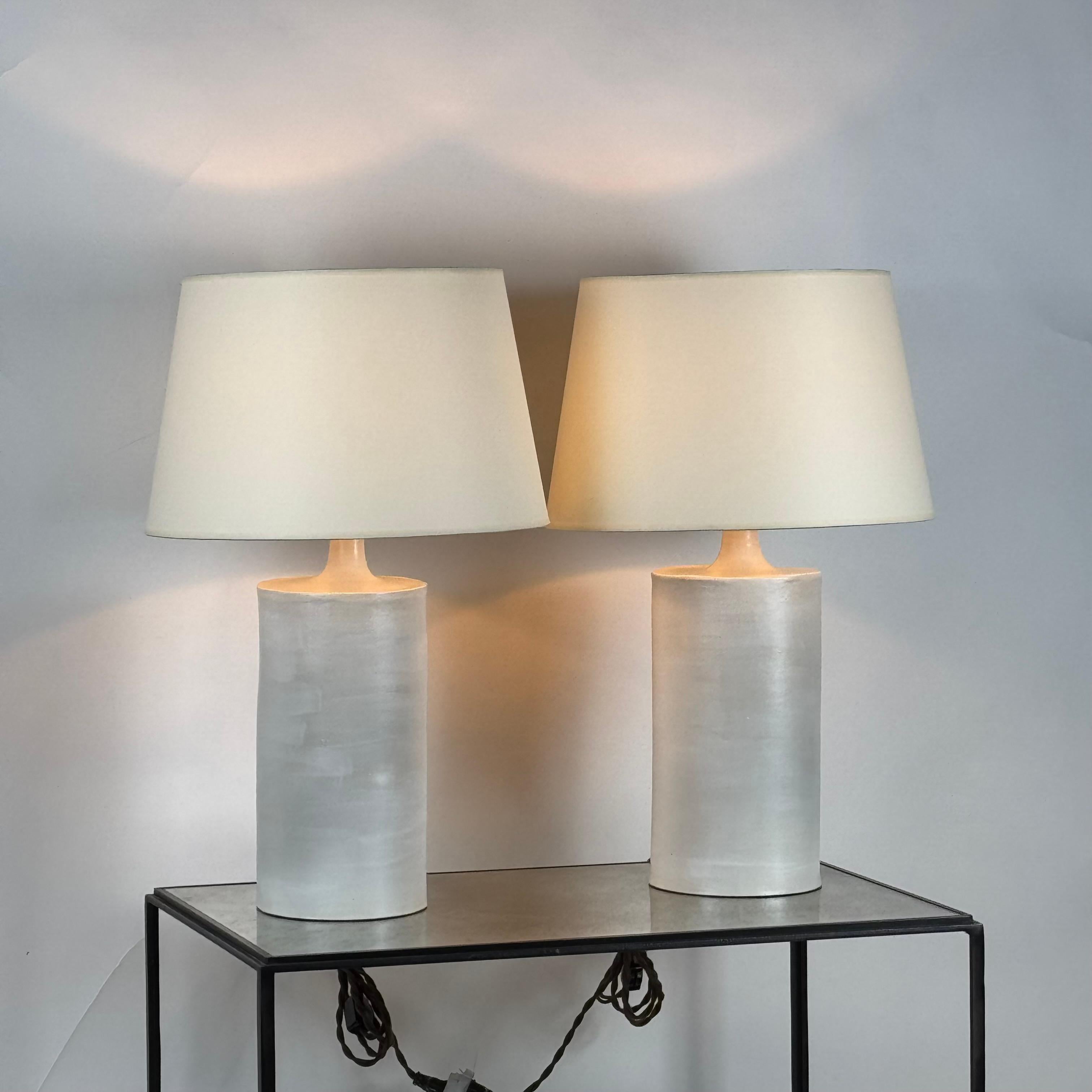 Paire de grandes lampes de table en céramique 'Rouleau' blanc satiné par Design Frères en vente 5