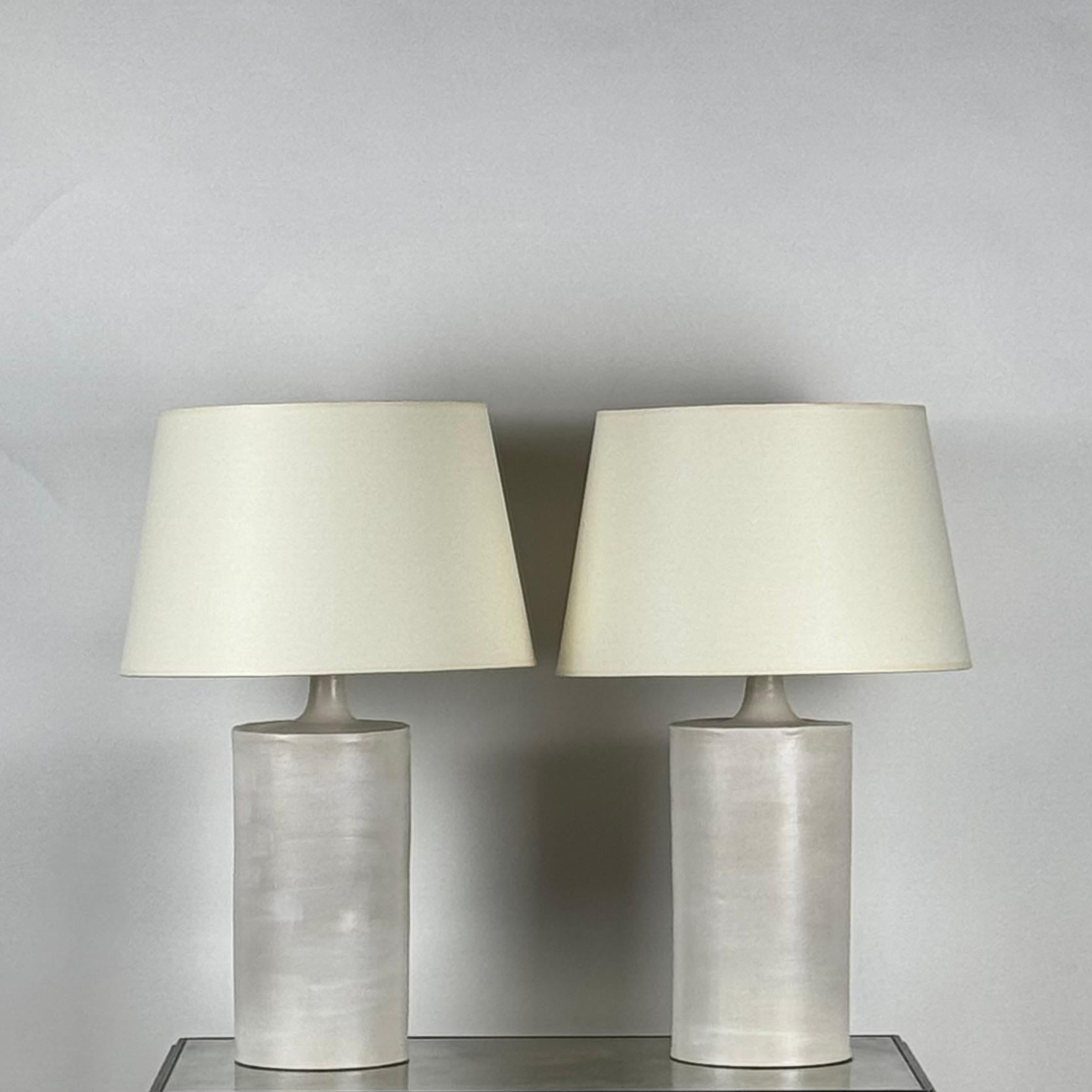 Paire de grandes lampes de table en céramique Rouleau™ blanc satiné par Design Frères®.
Fabriqué en France par nos artisans qualifiés.
Câblée avec des pièces homologuées UL, un interrupteur à 3 voies (marche, demi marche, arrêt), une Corde torsadée,