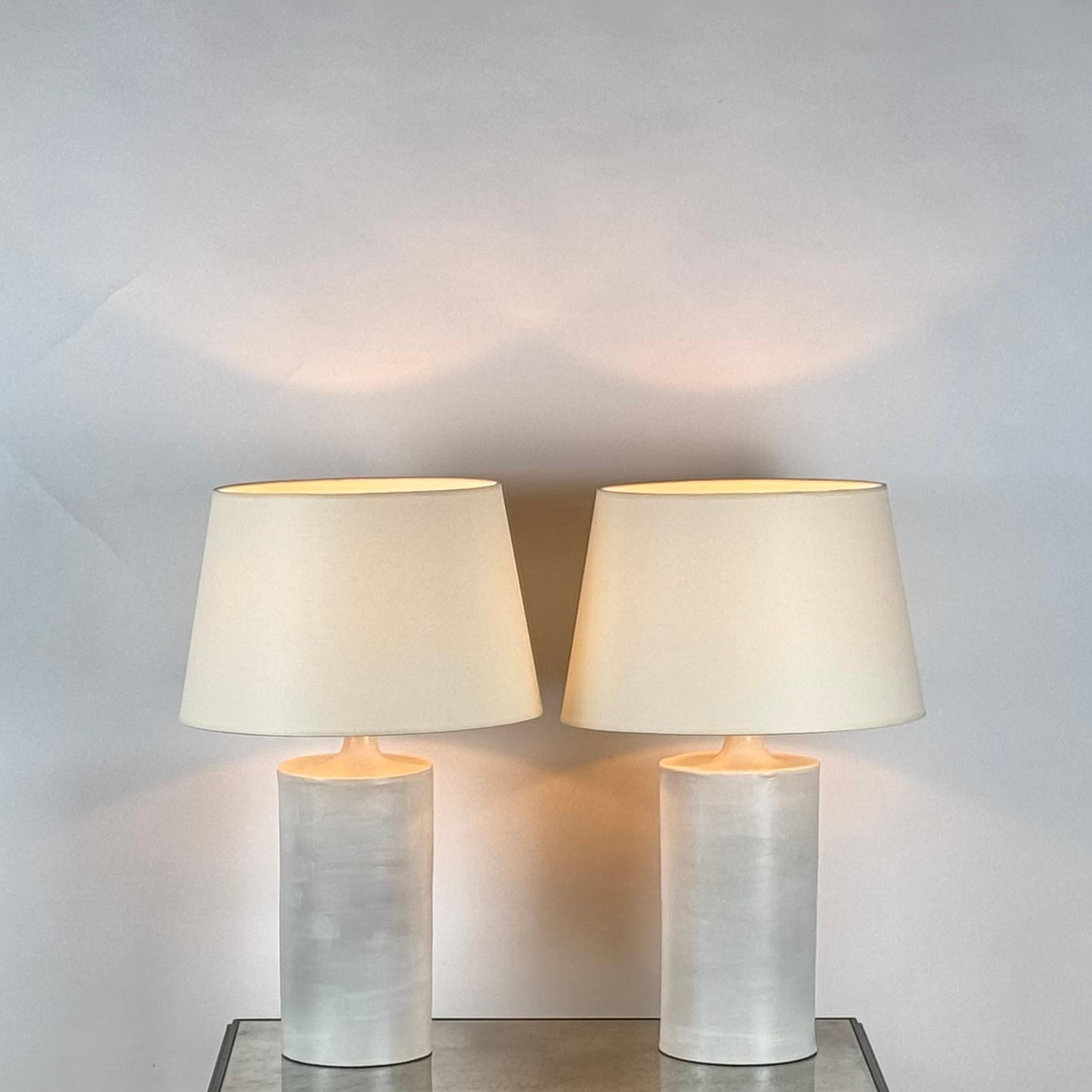 Moderne Paire de grandes lampes de table en céramique 'Rouleau' blanc satiné par Design Frères en vente