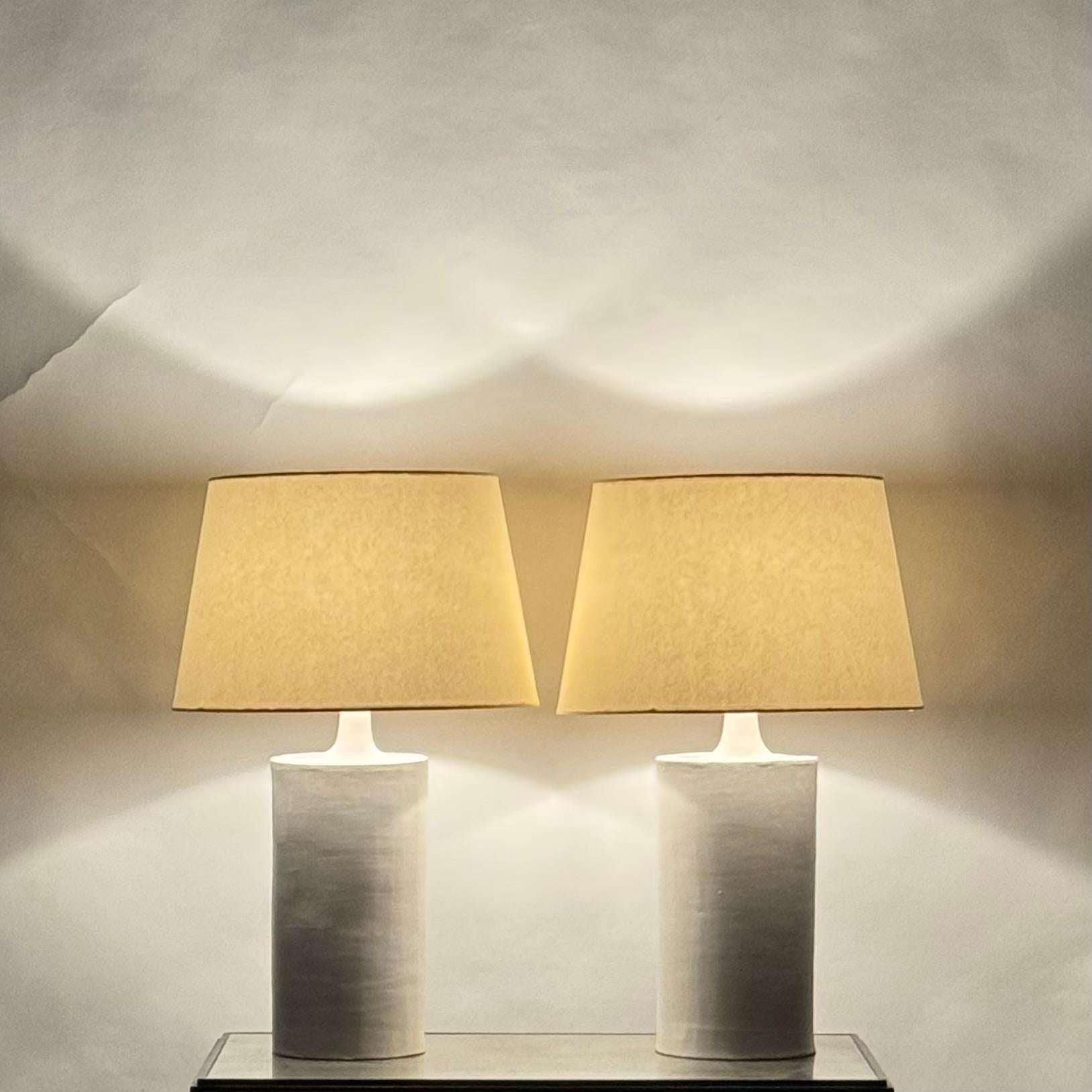 Français Paire de grandes lampes de table en céramique 'Rouleau' blanc satiné par Design Frères en vente