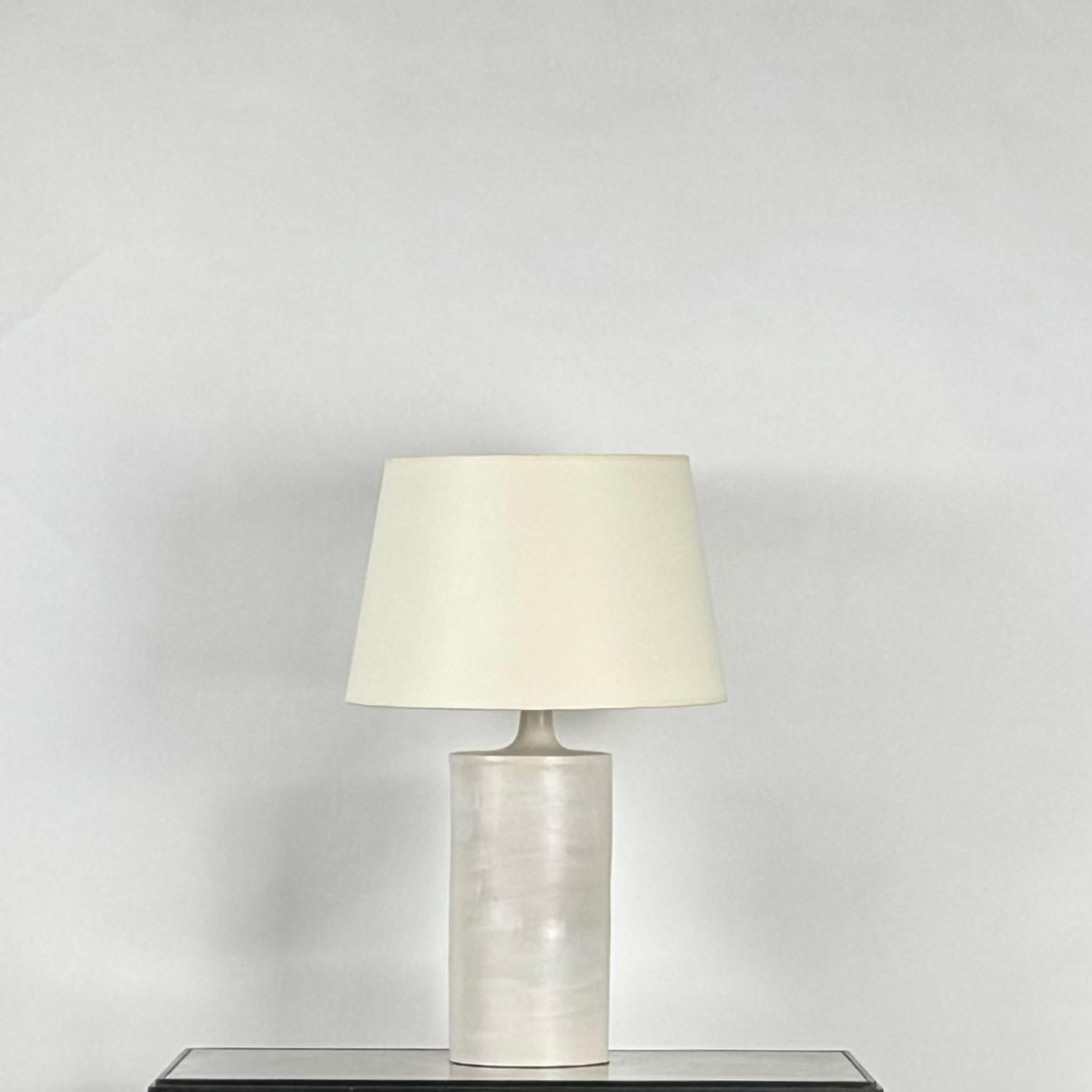 Paire de grandes lampes de table en céramique 'Rouleau' blanc satiné par Design Frères Neuf - En vente à Los Angeles, CA