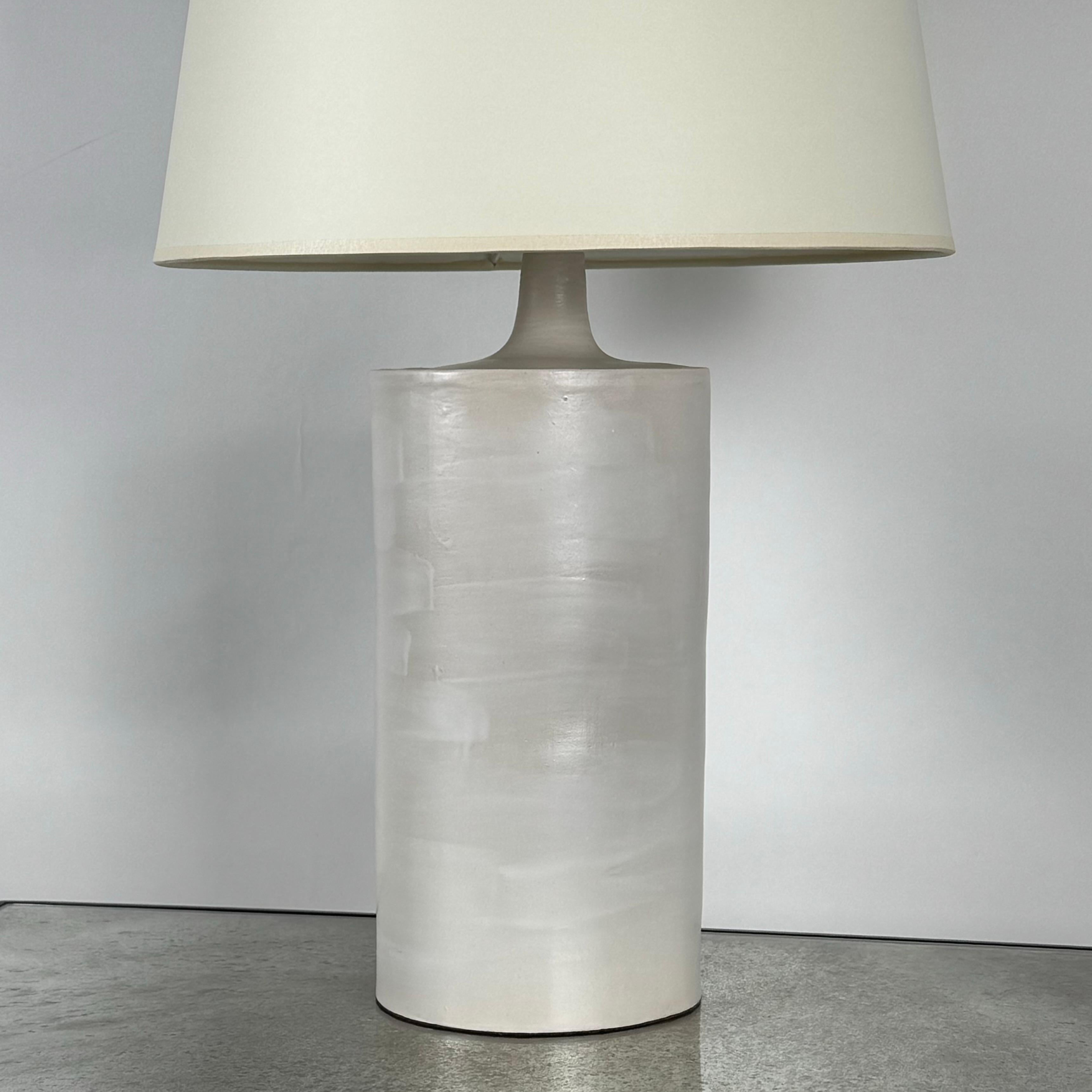 XXIe siècle et contemporain Paire de grandes lampes de table en céramique 'Rouleau' blanc satiné par Design Frères en vente