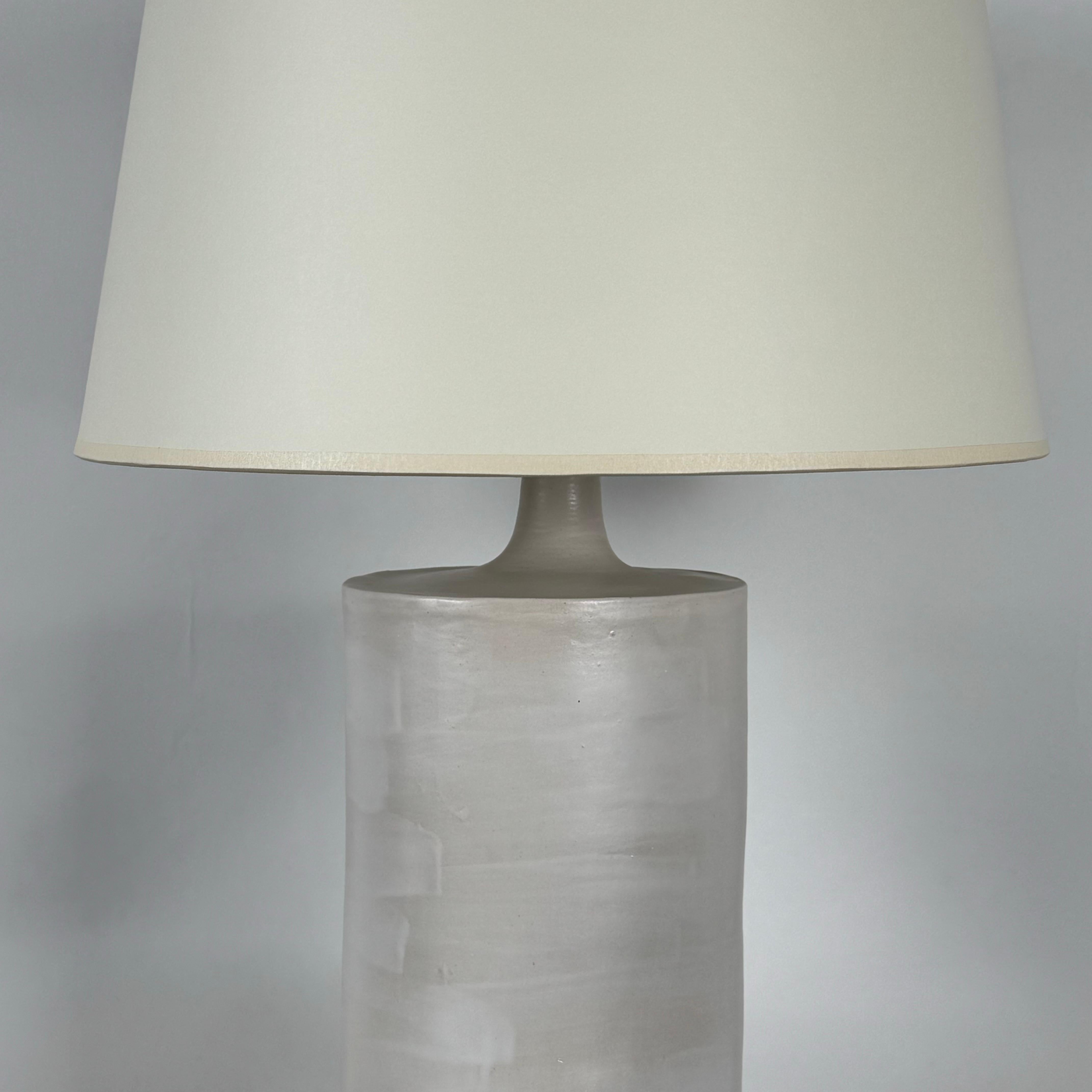 Céramique Paire de grandes lampes de table en céramique 'Rouleau' blanc satiné par Design Frères en vente