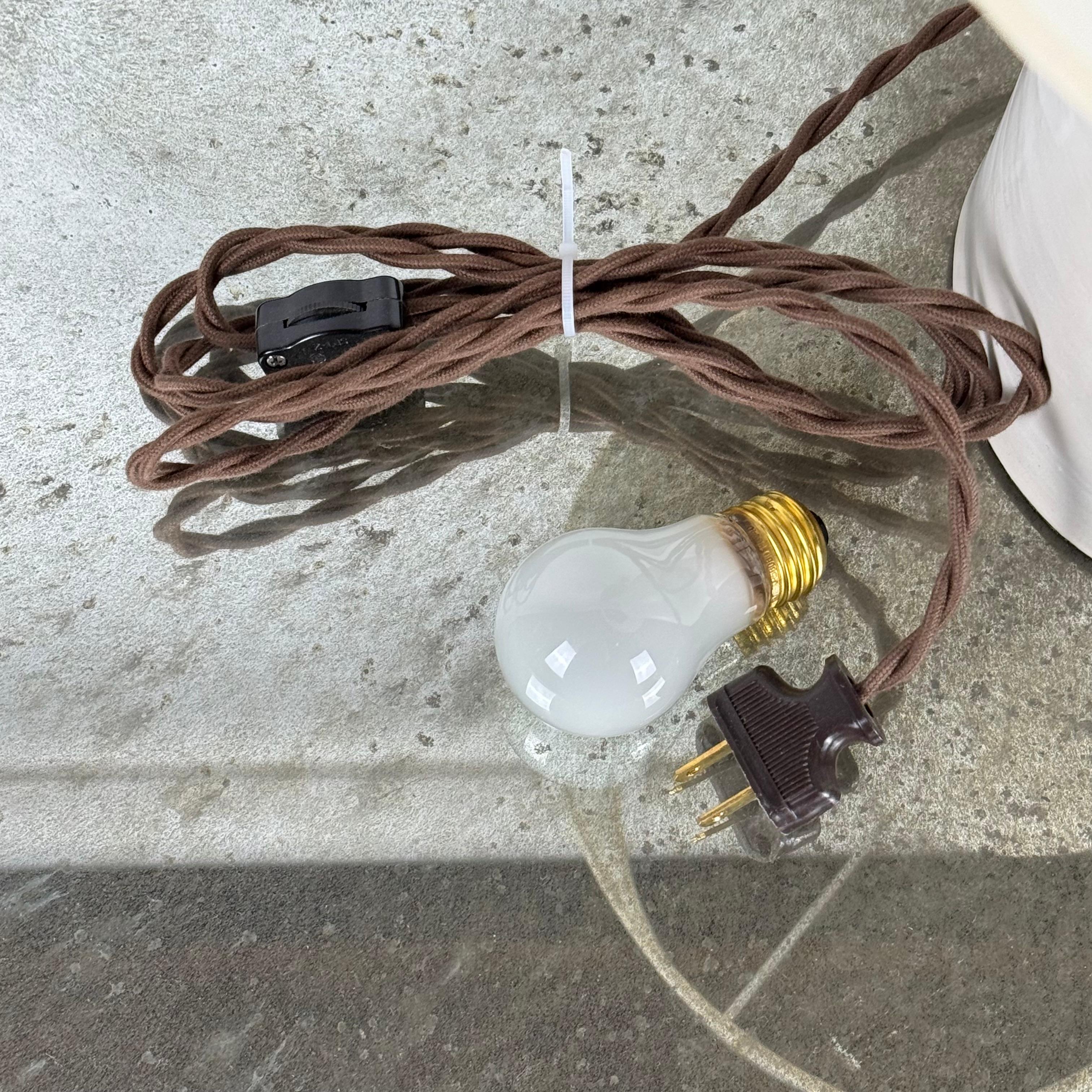 Paire de grandes lampes de table en céramique 'Rouleau' blanc satiné par Design Frères en vente 1