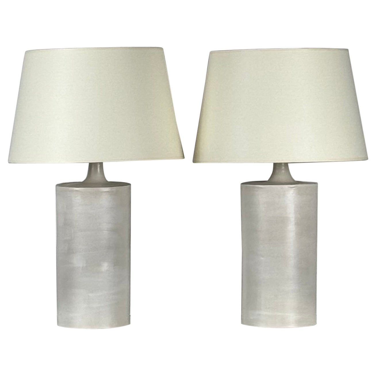 Paire de grandes lampes de table en céramique 'Rouleau' blanc satiné par Design Frères