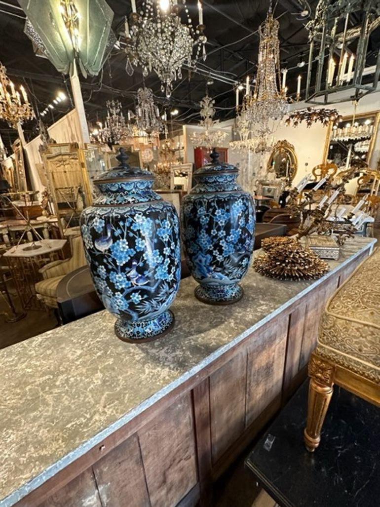 Coppia di vasi in cloisonne cinese del XIX secolo di grandi dimensioni in vendita 1