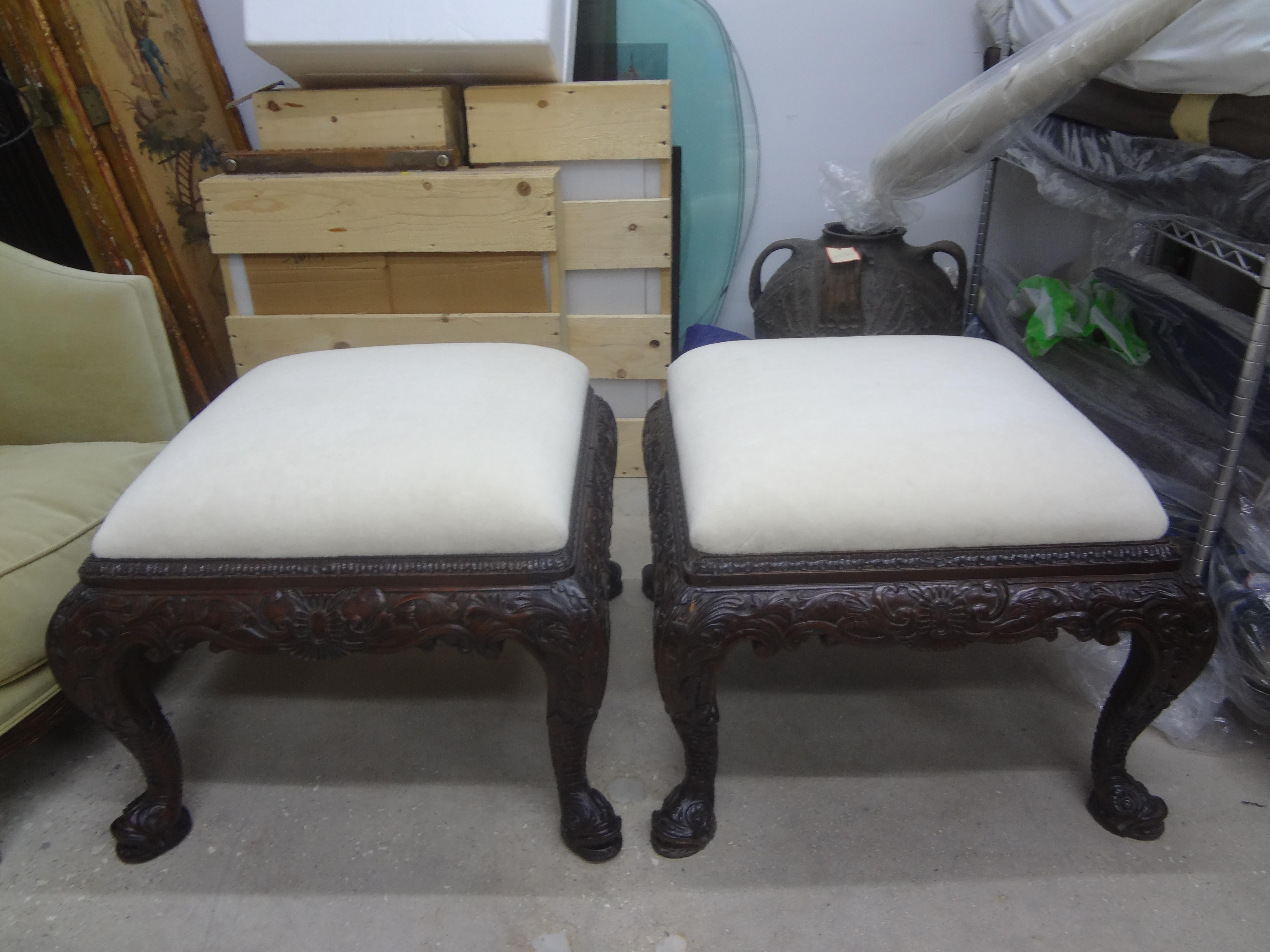 Inglese Coppia di panche antiche in stile Regency inglese di grandi dimensioni con piedi a delfino in vendita