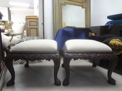 Paire de grands bancs anciens de style Régence anglaise avec pieds en forme de dauphin