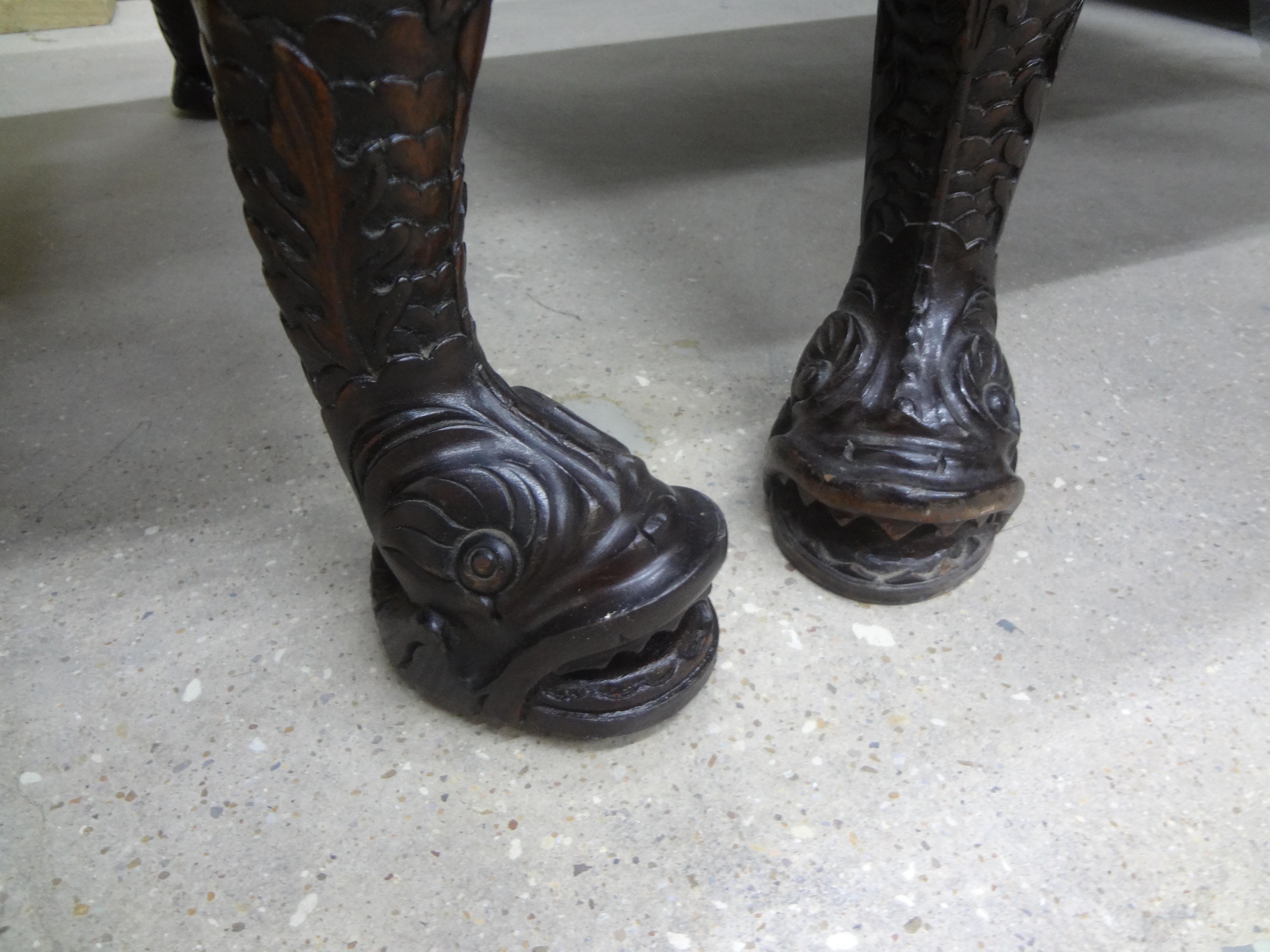 Paire de grands repose-pieds anciens de style Régence anglaise avec pieds en forme de dauphin en vente 3