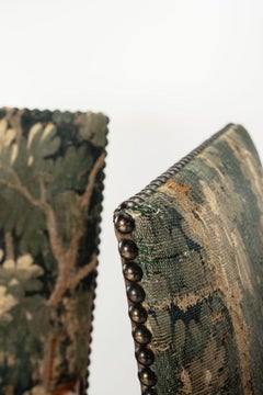 Paire de fauteuils de grande taille tapissés de tapisserie ancienne