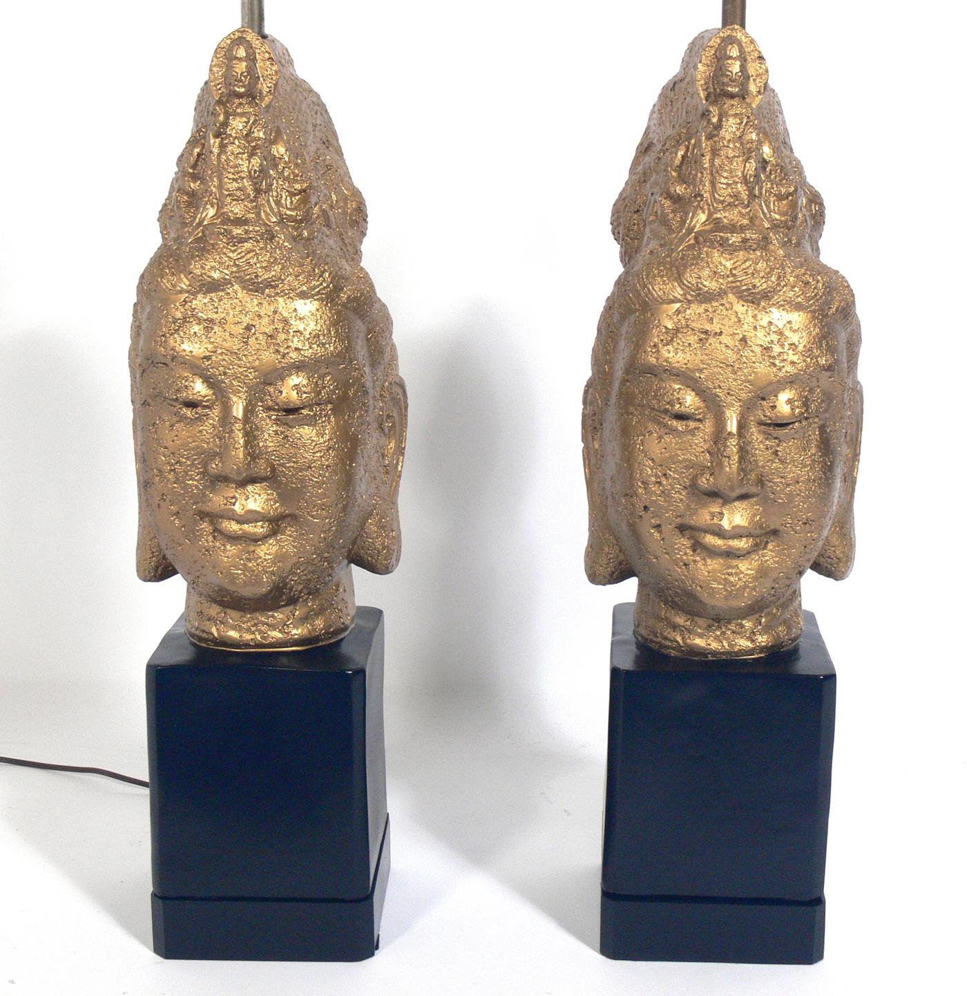 Paire de grandes lampes à tête de Bouddha Guan Yin de style asiatique, américaines, vers les années 1960. Ils ont été recâblés et sont prêts à être utilisés. Le prix indiqué ci-dessous comprend les teintes.