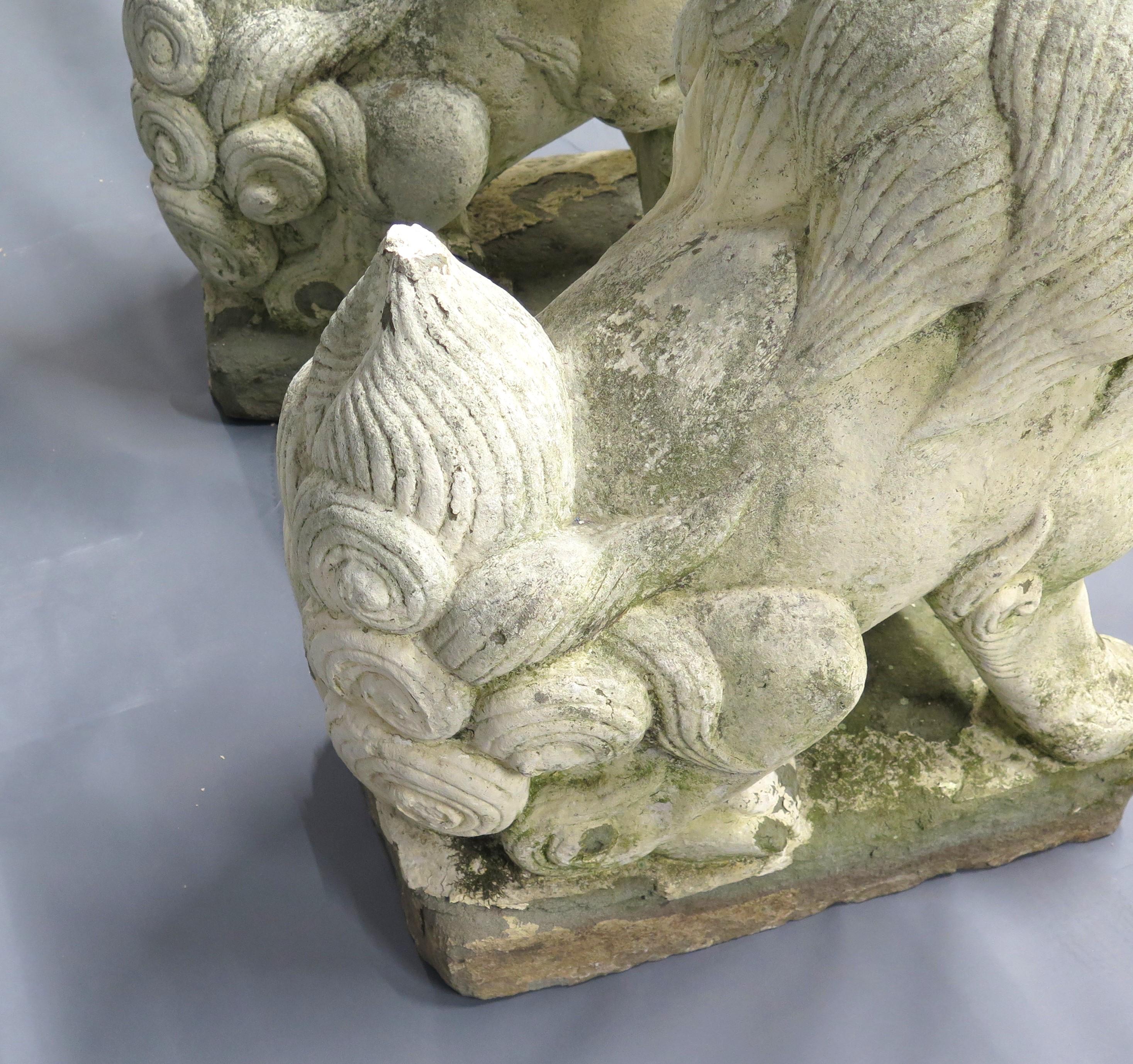 Paar großformatige geschnitzte chinesische Foo-Hunde / Tempellöwen aus Stein im Angebot 5
