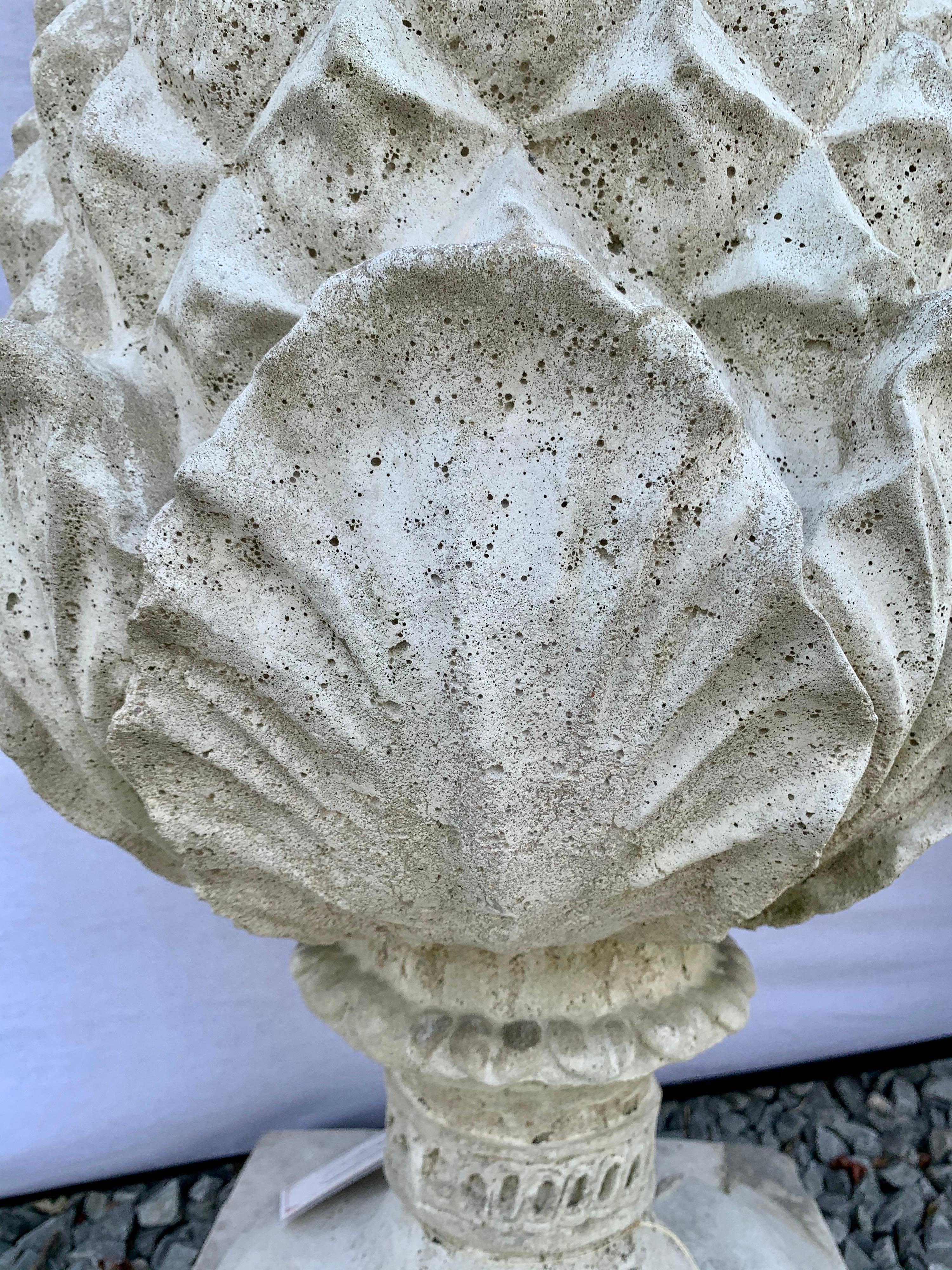 Pierre artificielle Paire de grands fleurons de jardin artichauts en pierre moulée en vente