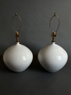 Coppia di lampade da tavolo in ceramica di grandi dimensioni con smalto bianco latte di Design Technics