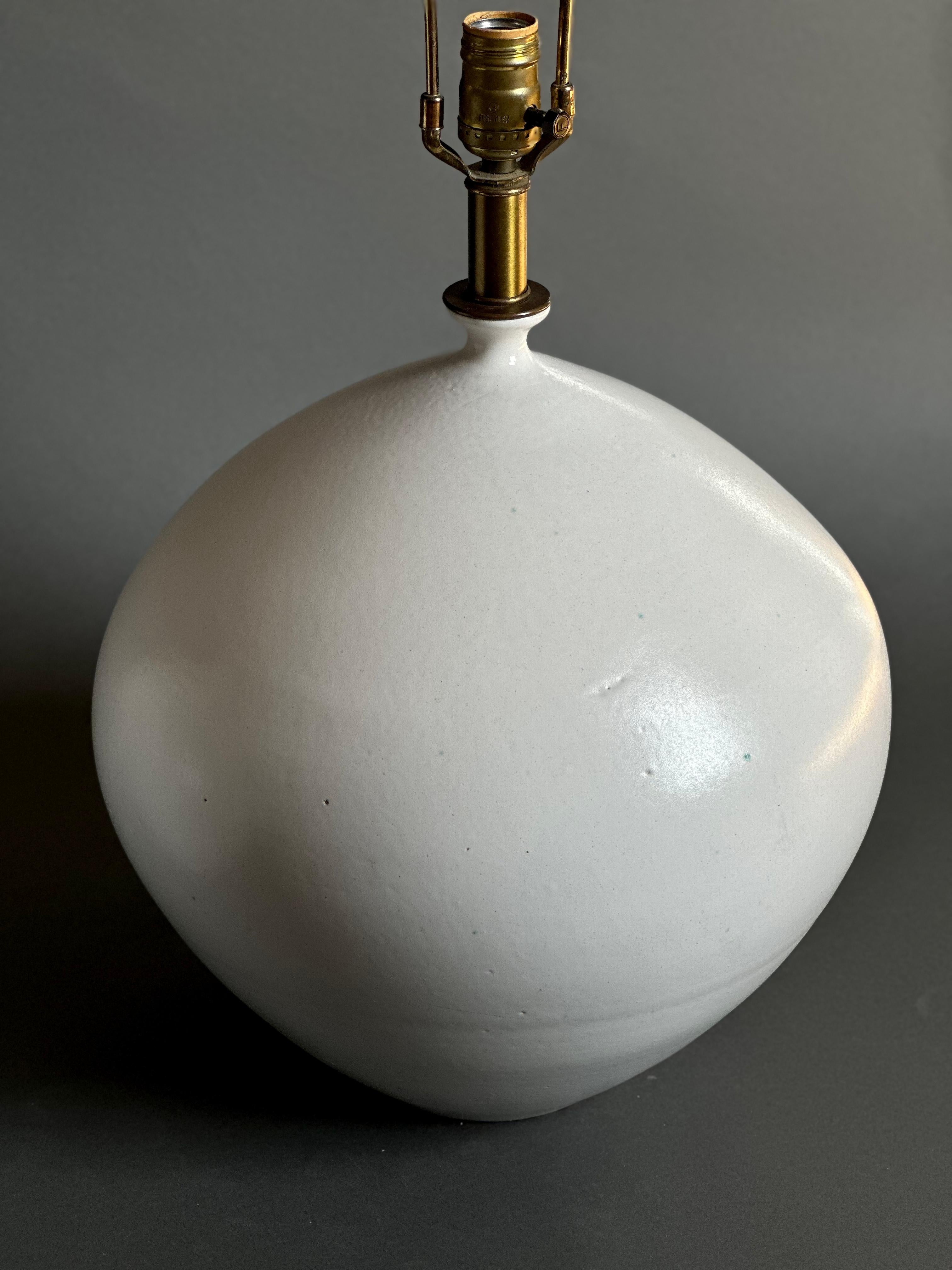 Mid-Century Modern Paire de grandes lampes de table en céramique émaillée blanc laiteux par Design Technics en vente