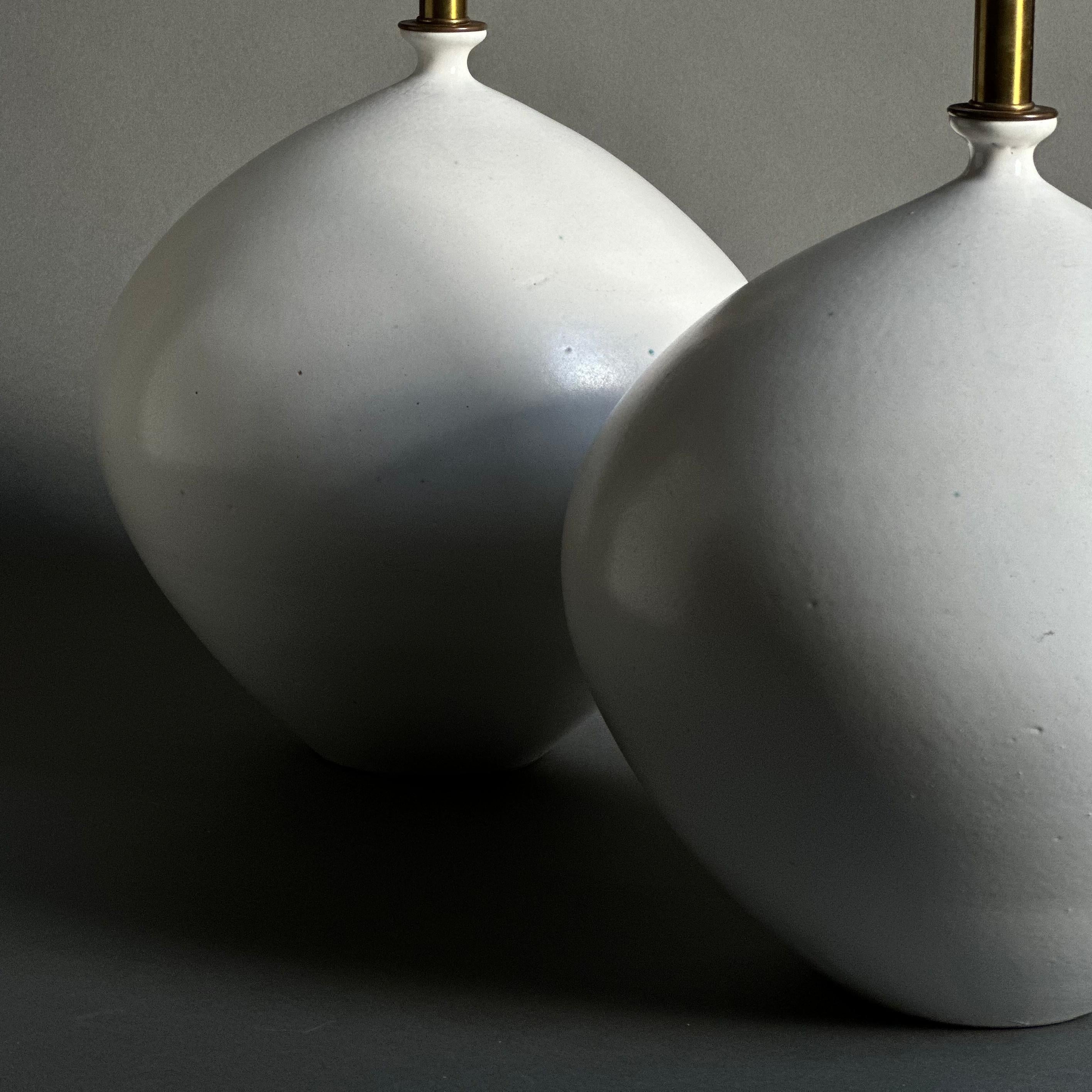 Großformatige Keramik-Tischlampen in Milchweißglasur von Design Technics, Paar (amerikanisch) im Angebot