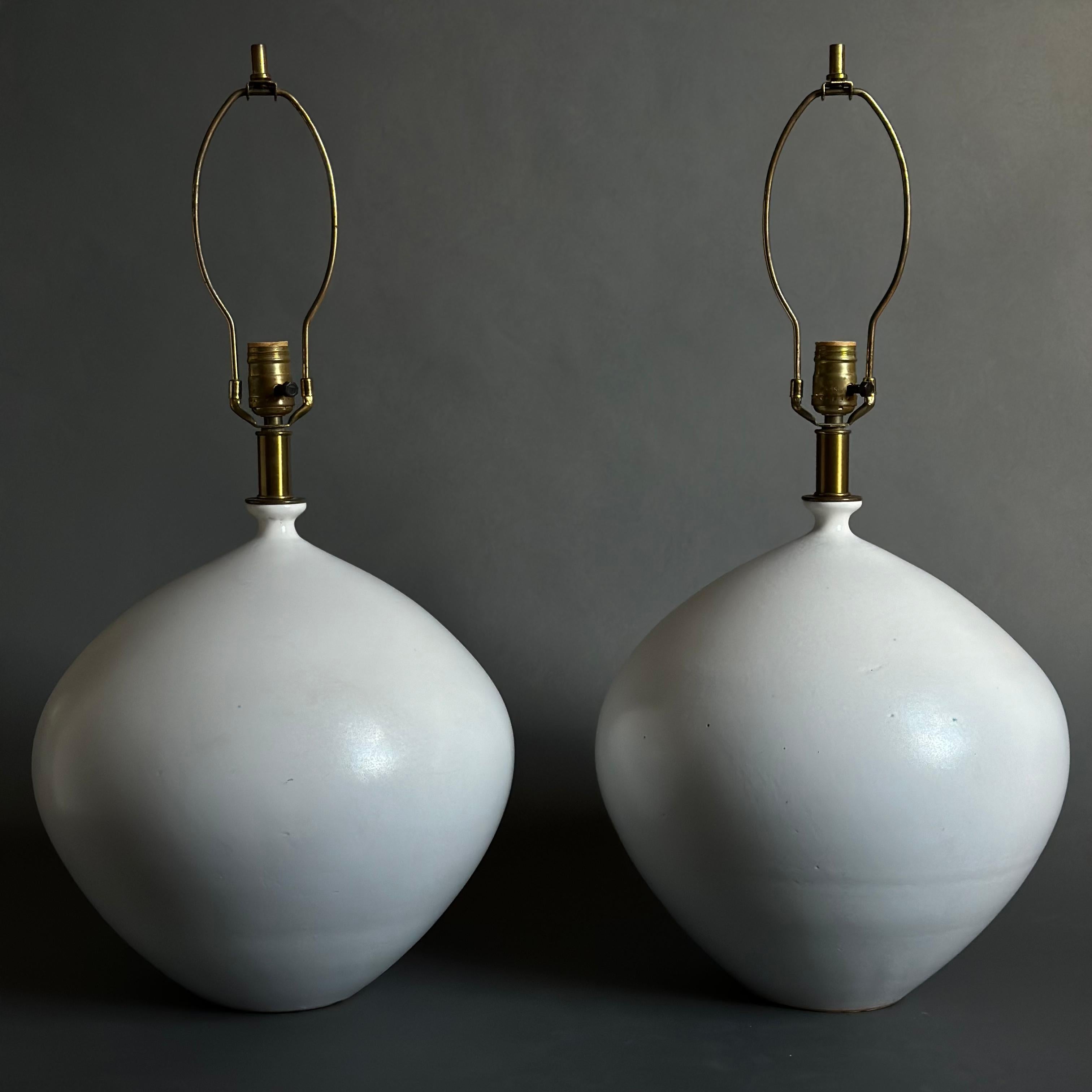 Paire de grandes lampes de table en céramique émaillée blanc laiteux par Design Technics Bon état - En vente à Brooklyn, NY