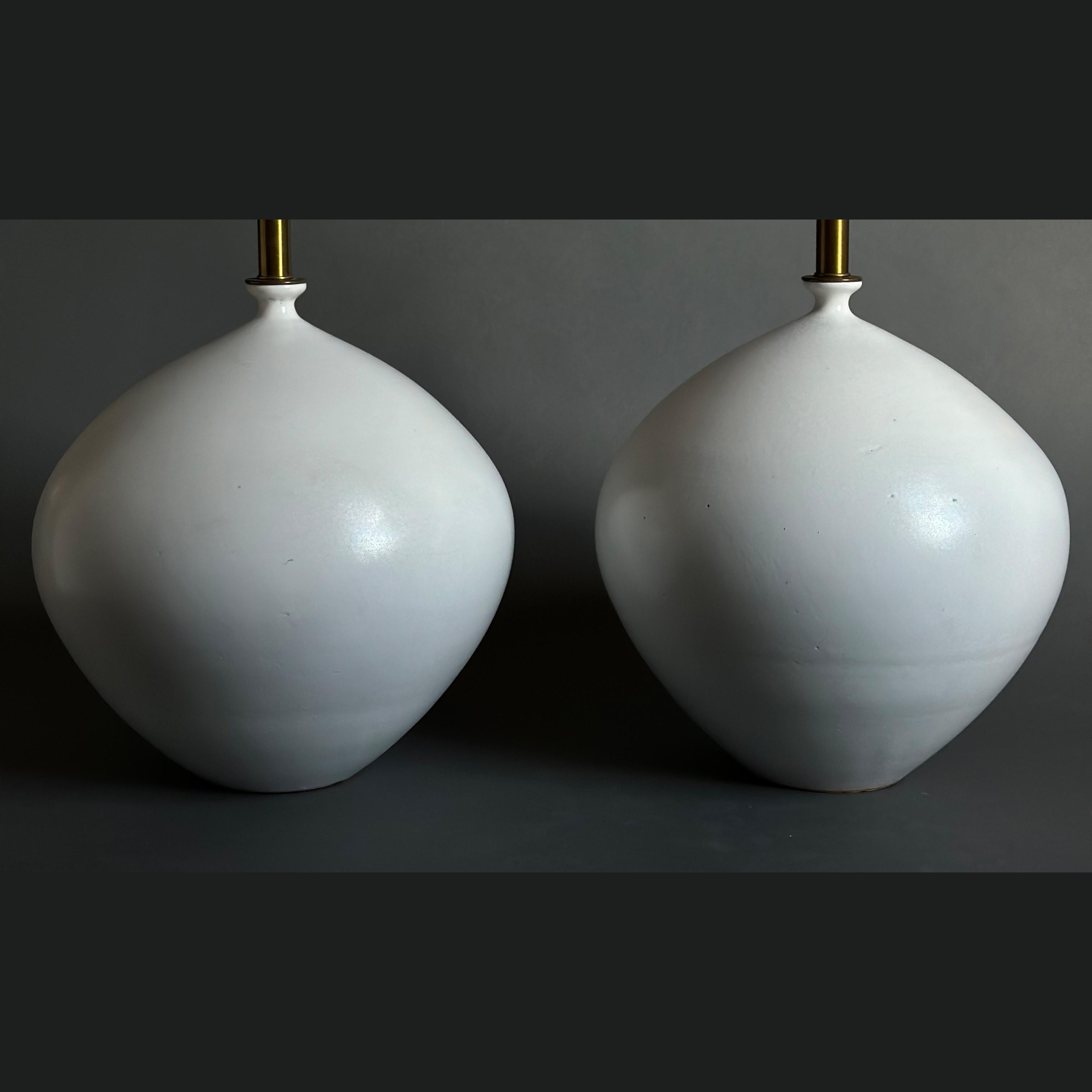 Großformatige Keramik-Tischlampen in Milchweißglasur von Design Technics, Paar (Mitte des 20. Jahrhunderts) im Angebot