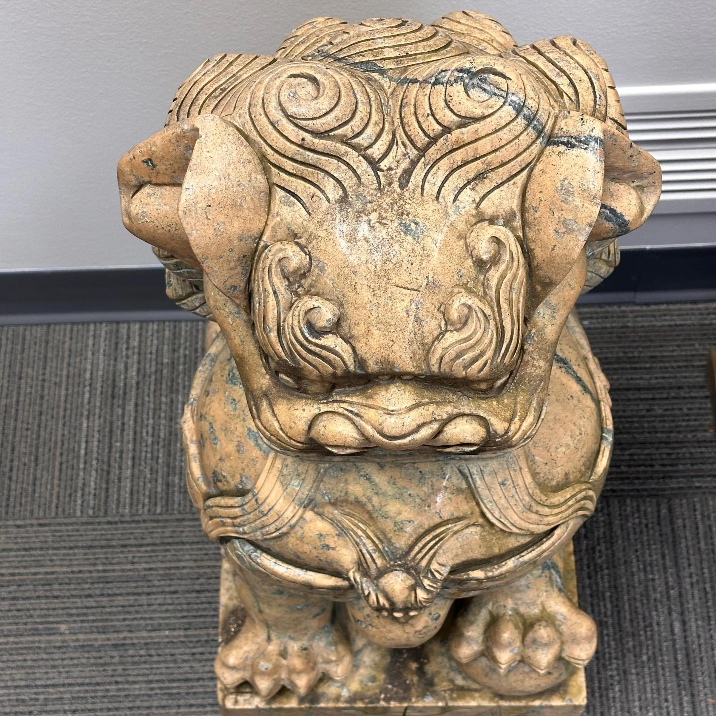 Paire de grands chiens Foo/Lions de temple chinois en pierre sculptée 4