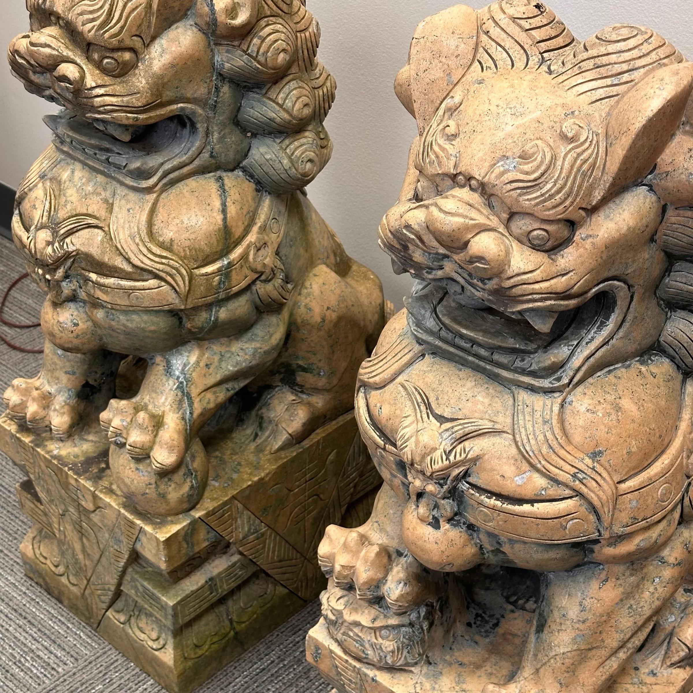 Paire de grands chiens Foo/Lions de temple chinois en pierre sculptée 7