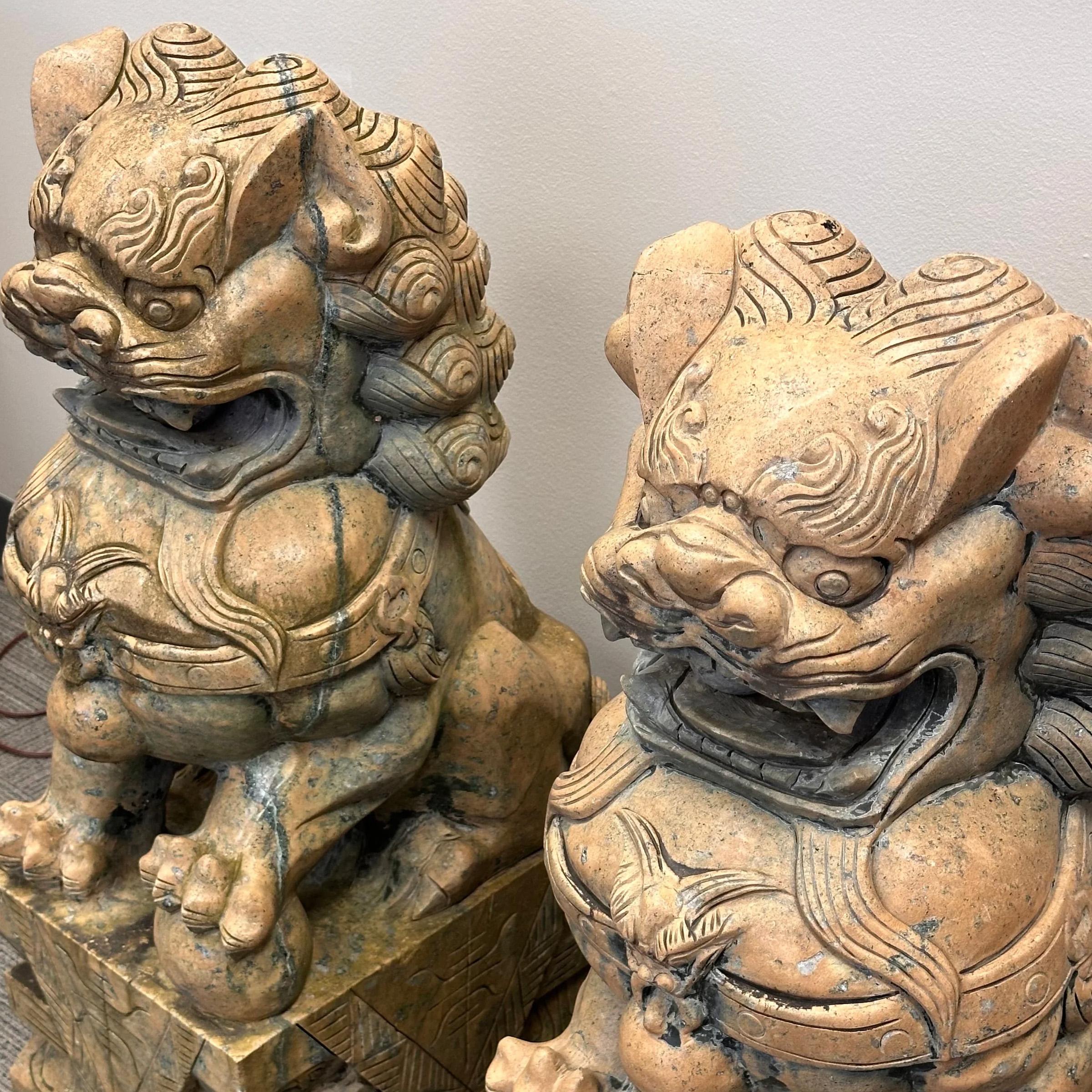 Paire de grands chiens Foo/Lions de temple chinois en pierre sculptée 8