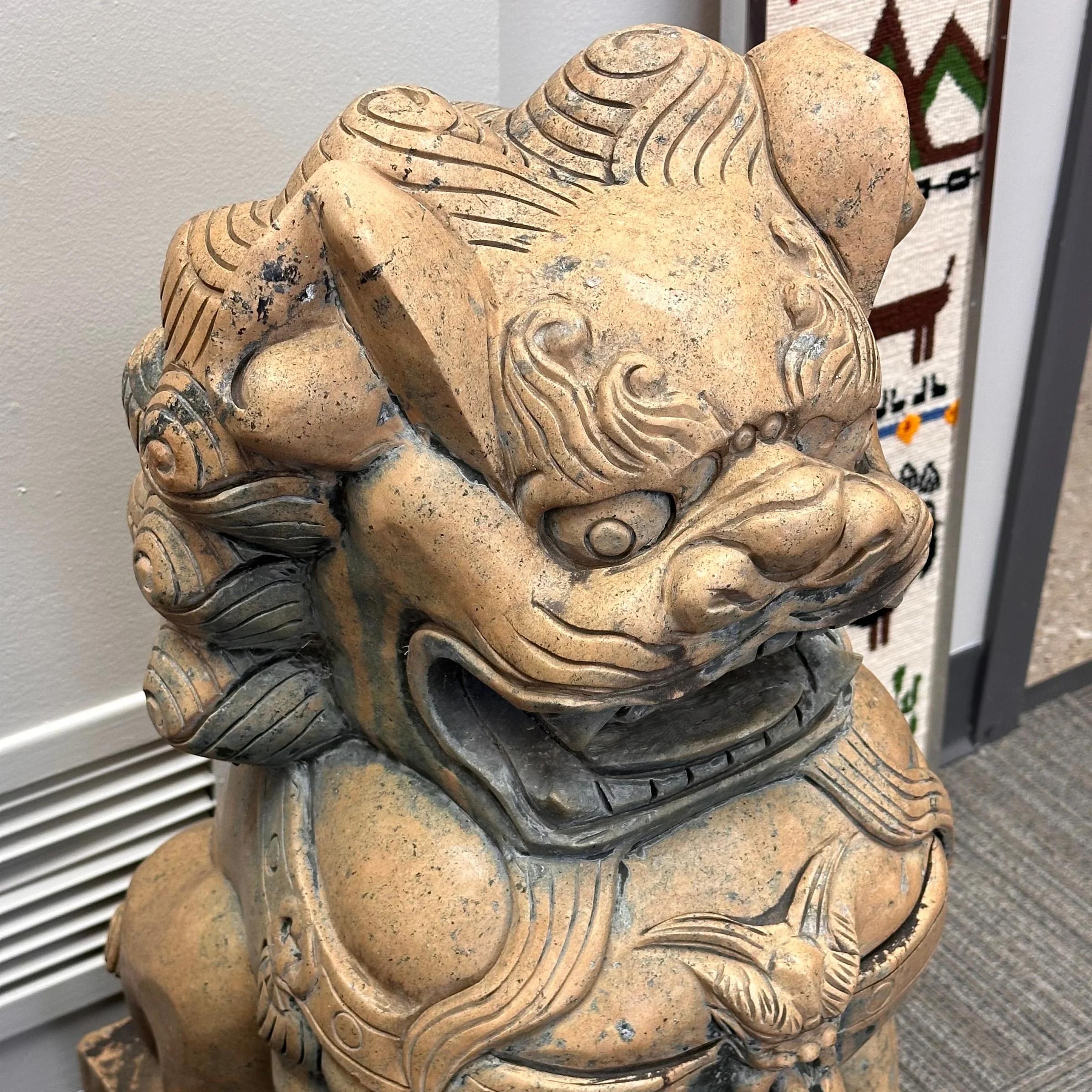 Paire de grands chiens Foo/Lions de temple chinois en pierre sculptée 10