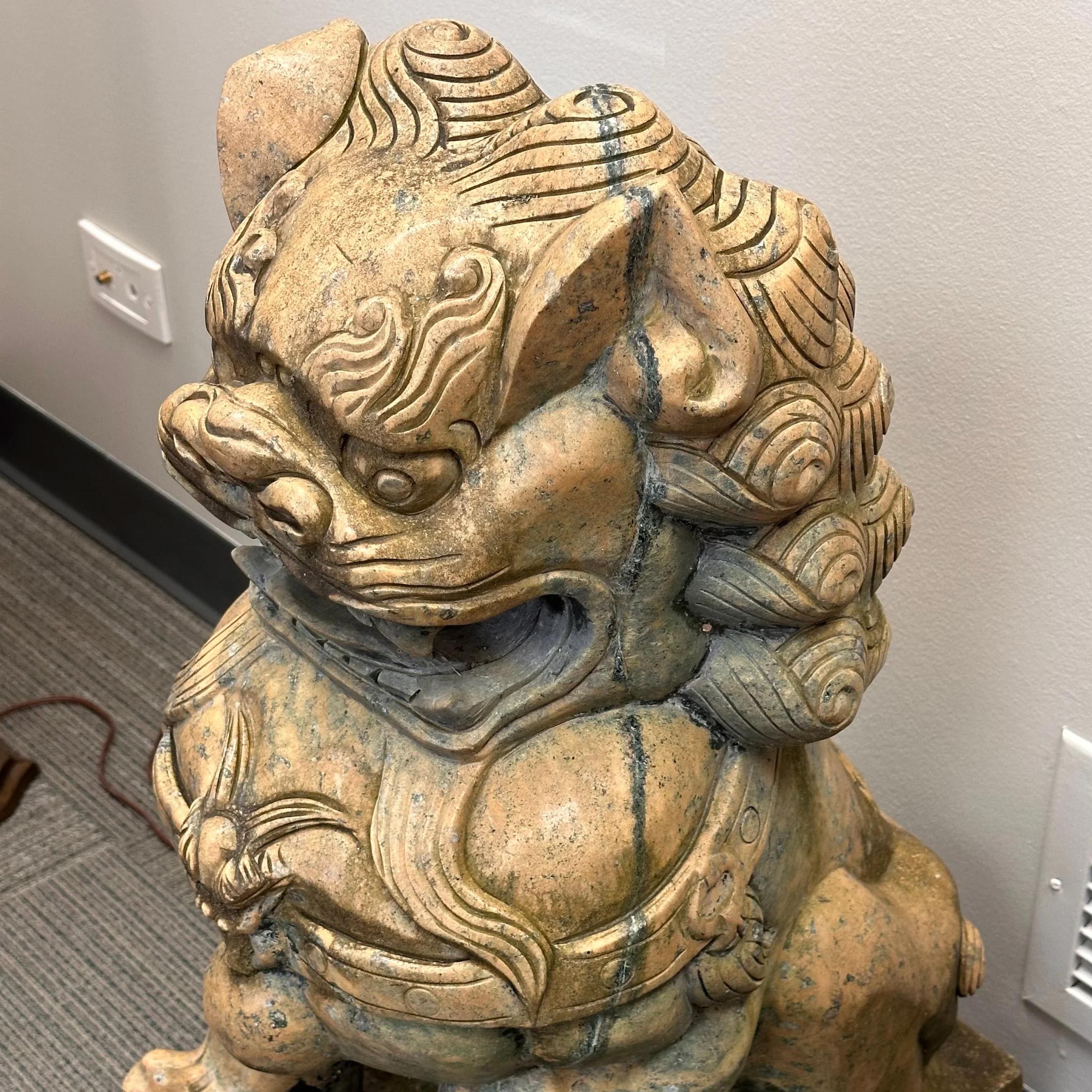Paire de grands chiens Foo/Lions de temple chinois en pierre sculptée 11