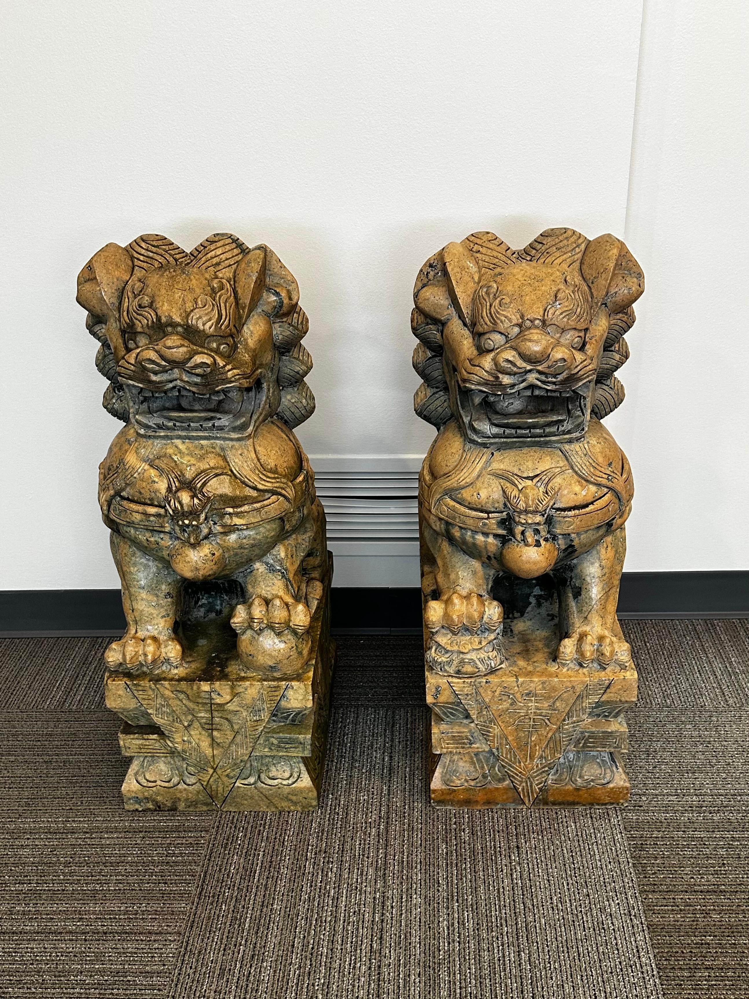 Paire de grands chiens Foo/Lions de temple chinois en pierre sculptée

Riches en objectifs et en symboles, avec une histoire faite de légendes et de traditions, les Foo Dogs ou Lions de temple représentent un élément architectural traditionnel