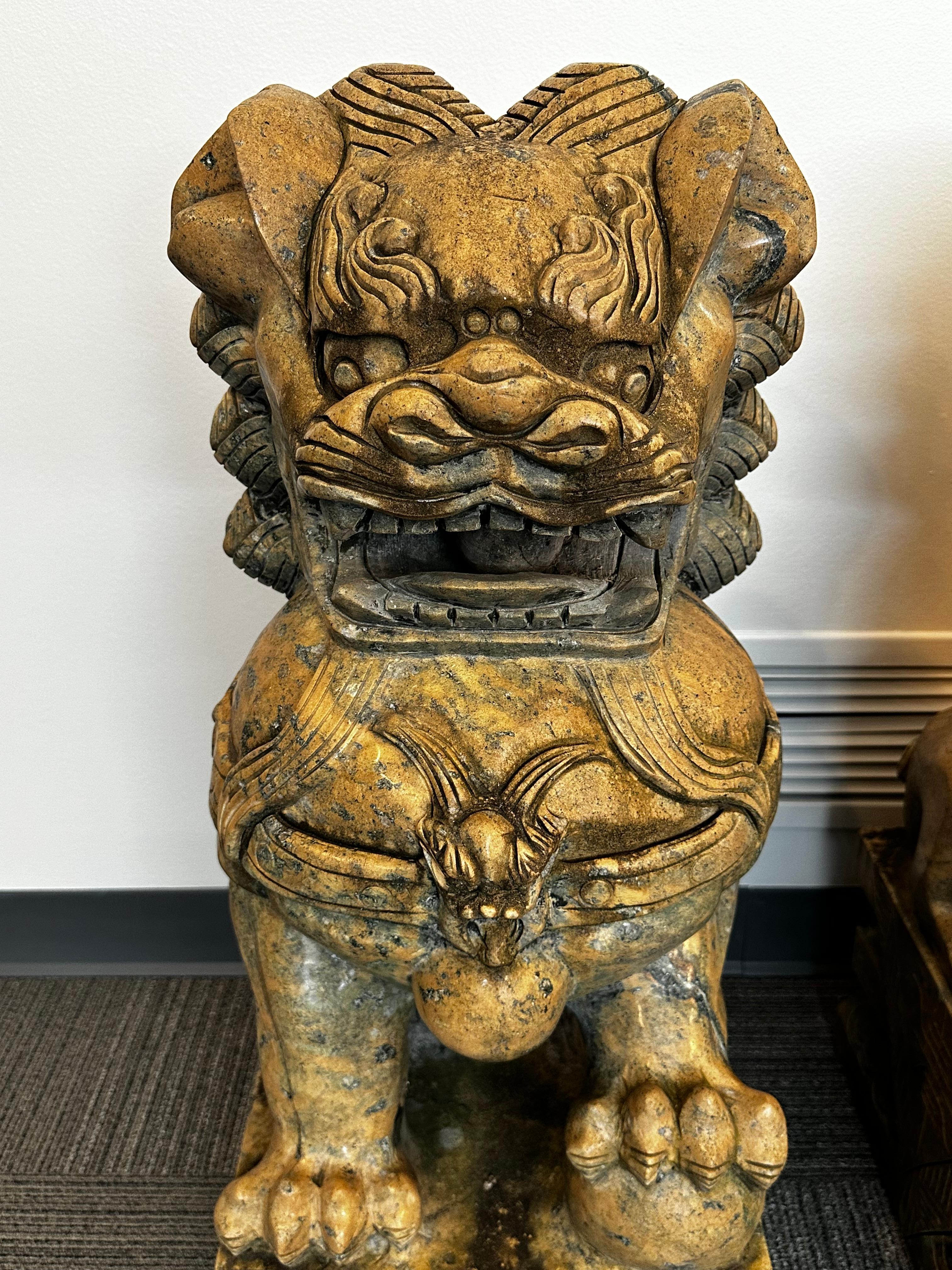 Autre Paire de grands chiens Foo/Lions de temple chinois en pierre sculptée