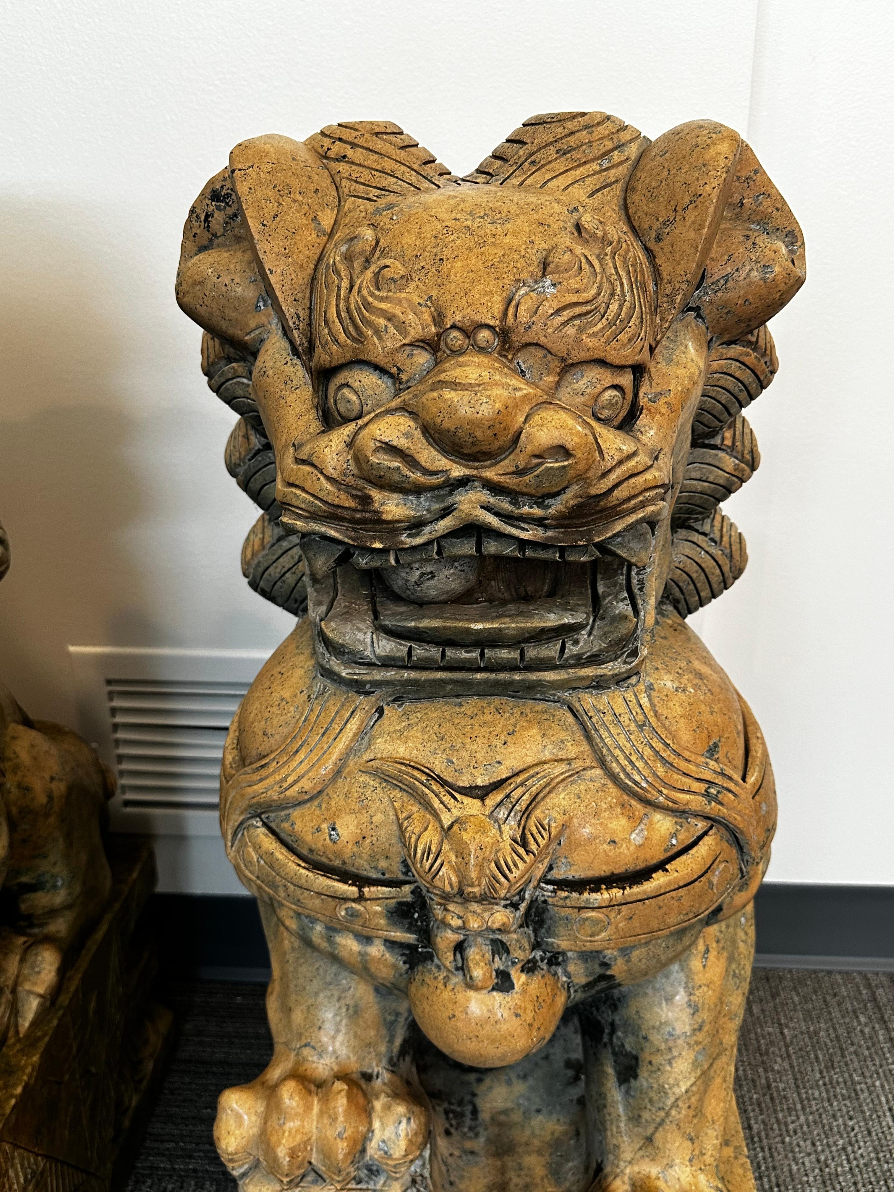 Sculpté Paire de grands chiens Foo/Lions de temple chinois en pierre sculptée