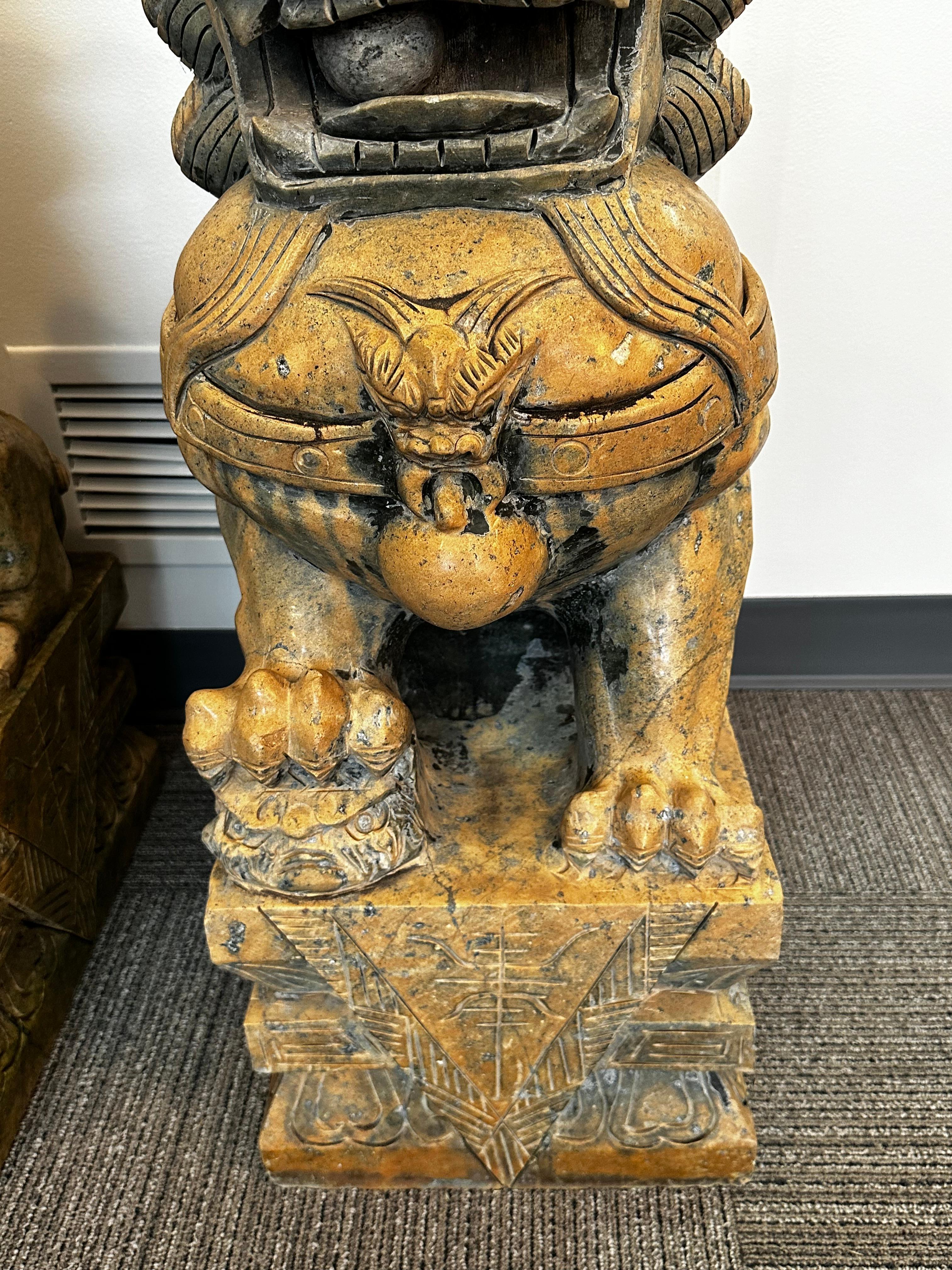 Paire de grands chiens Foo/Lions de temple chinois en pierre sculptée Bon état à Skokie, IL