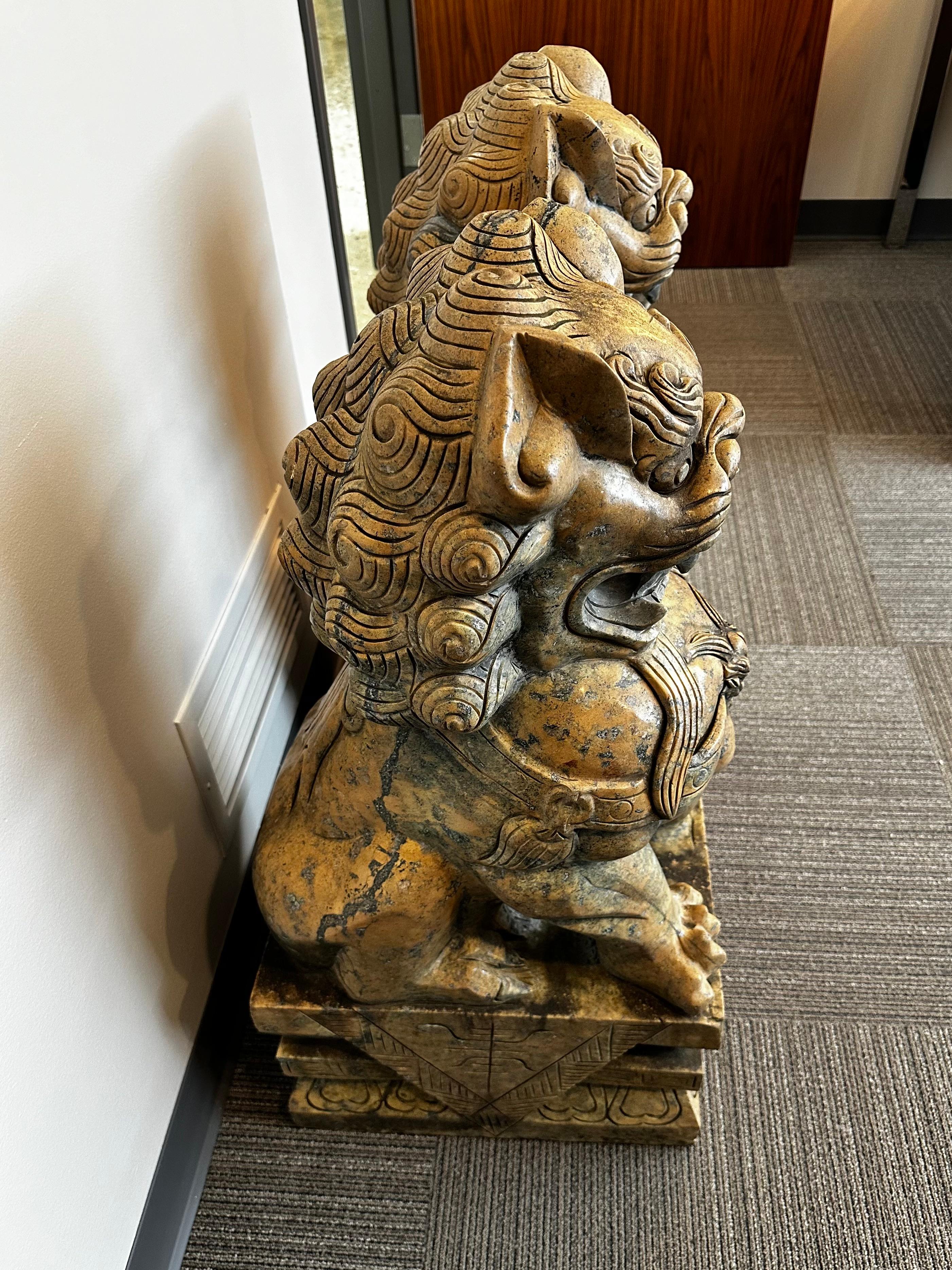 Pierre Paire de grands chiens Foo/Lions de temple chinois en pierre sculptée