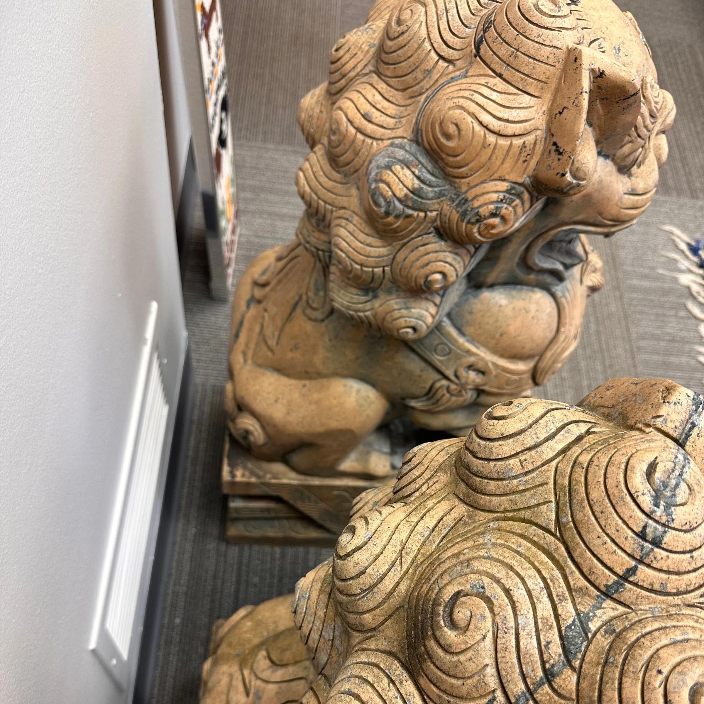 Paire de grands chiens Foo/Lions de temple chinois en pierre sculptée 1